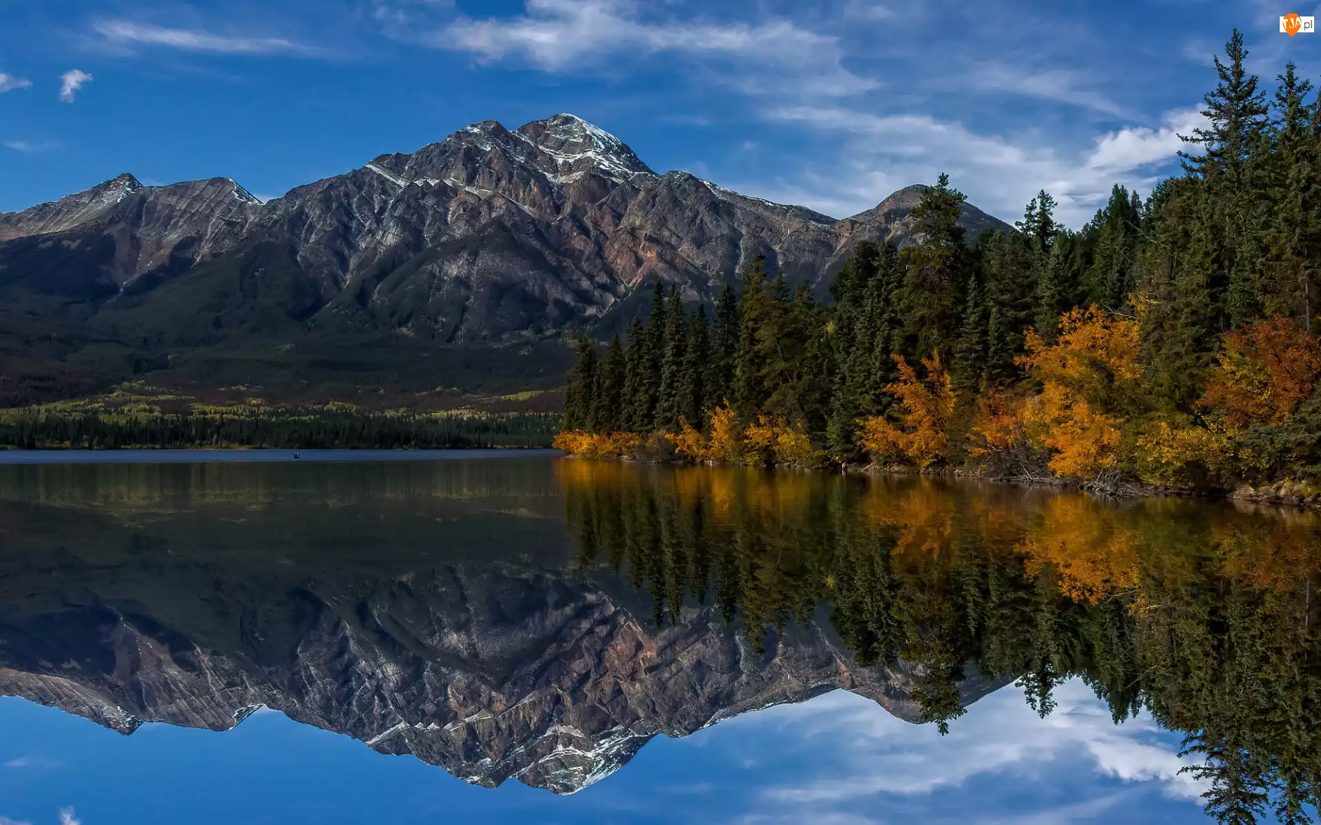 Drzewa, Odbicie, Góry, Maligne Lake, Prowincja Alberta, Kanada, Jesień, Park Narodowy Jasper, Jezioro, Las