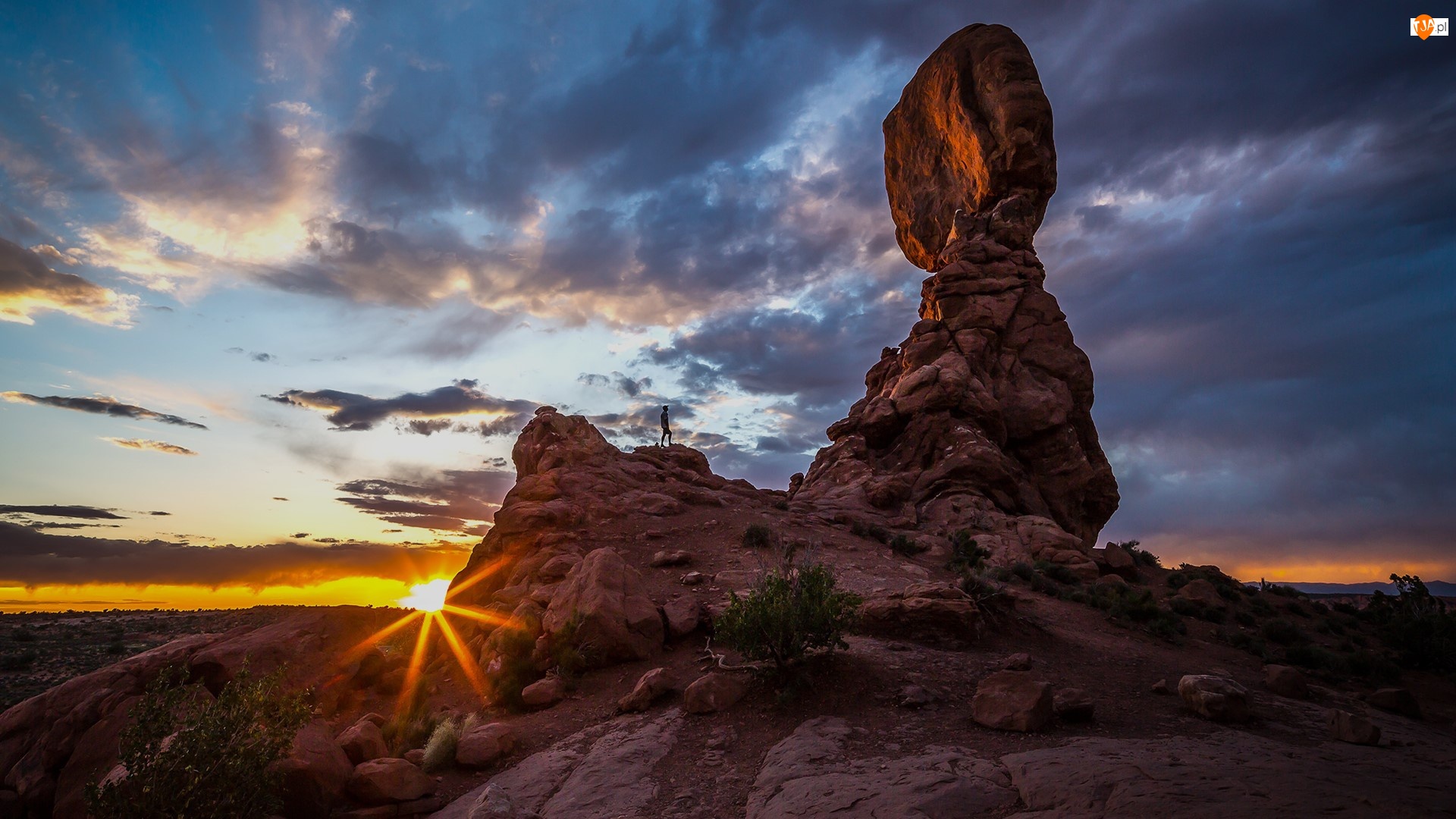 Balanced Rock, Zachód słońca, Skały, Chmury, Utah, Stany Zjednoczone, Człowiek, Park Narodowy Arches, Niebo, Formacja skalna