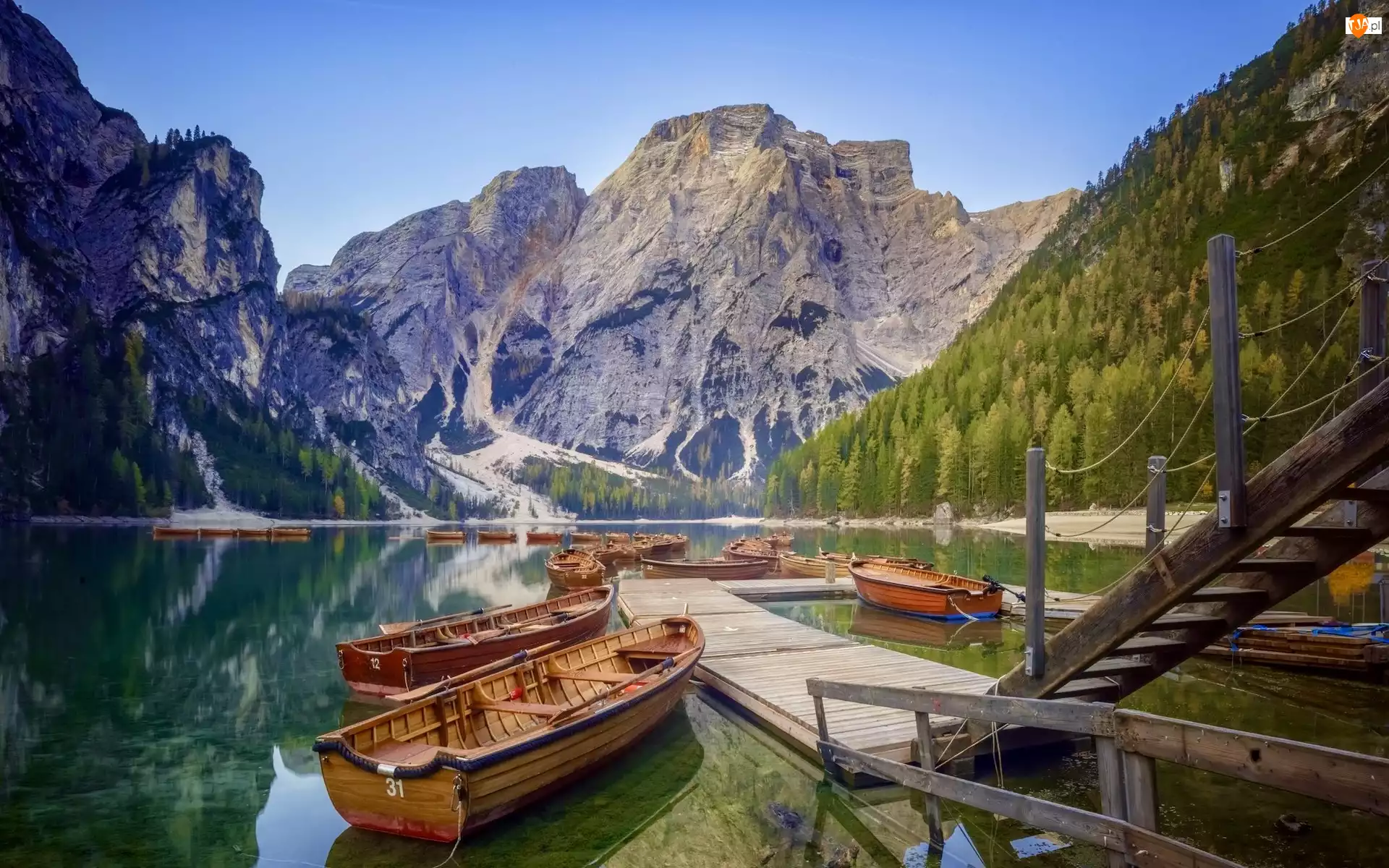 Jezioro Pragser Wildsee, Lago di Braies, Dolomity, Włochy, Góry, Pomost, Łódki