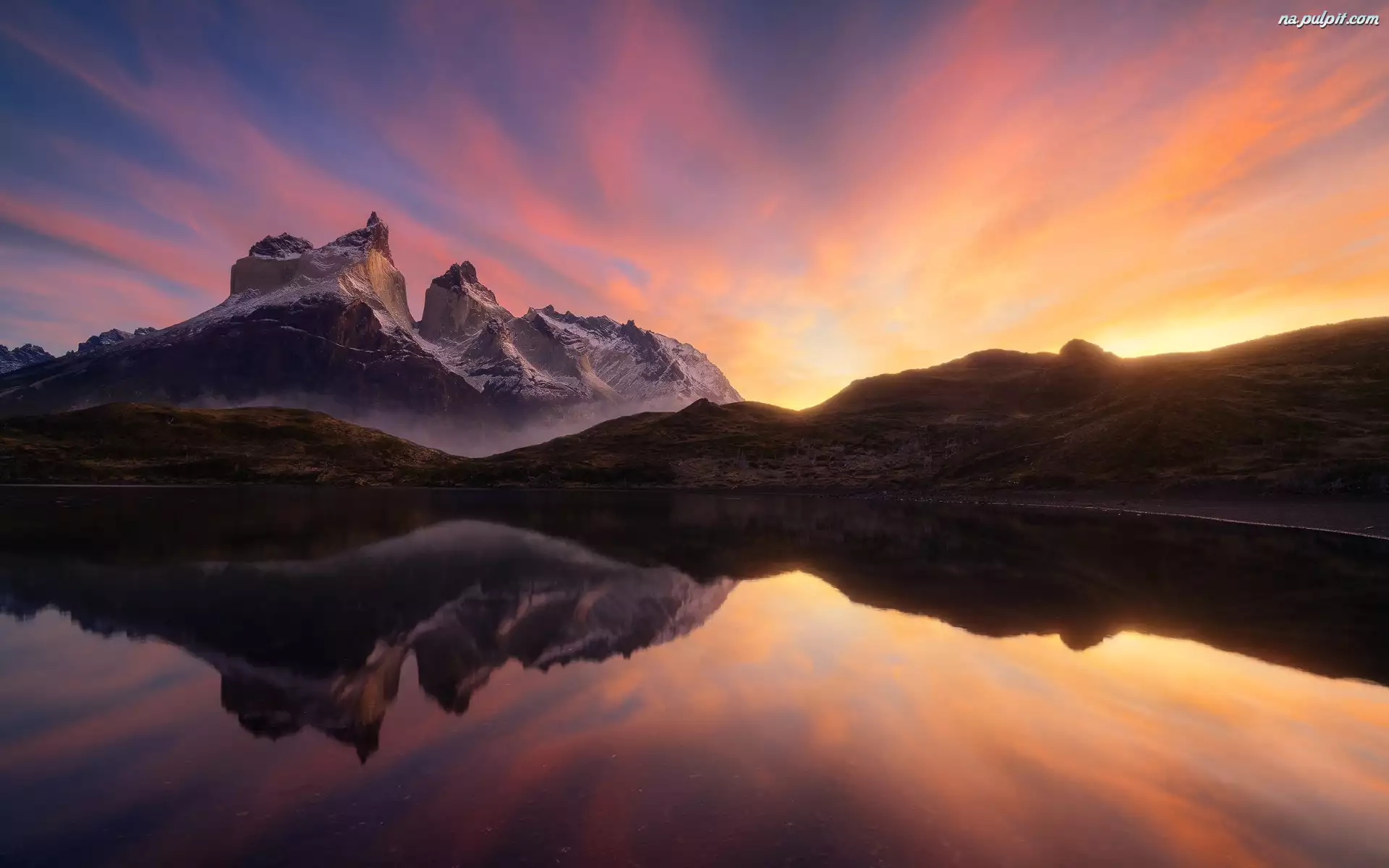 Park Narodowy Torres del Paine, Patagonia, Wschód słońca, Torres del Paine Jezioro, Pehoe Lake, Góry, Cordillera del Paine, Chile, Masyw