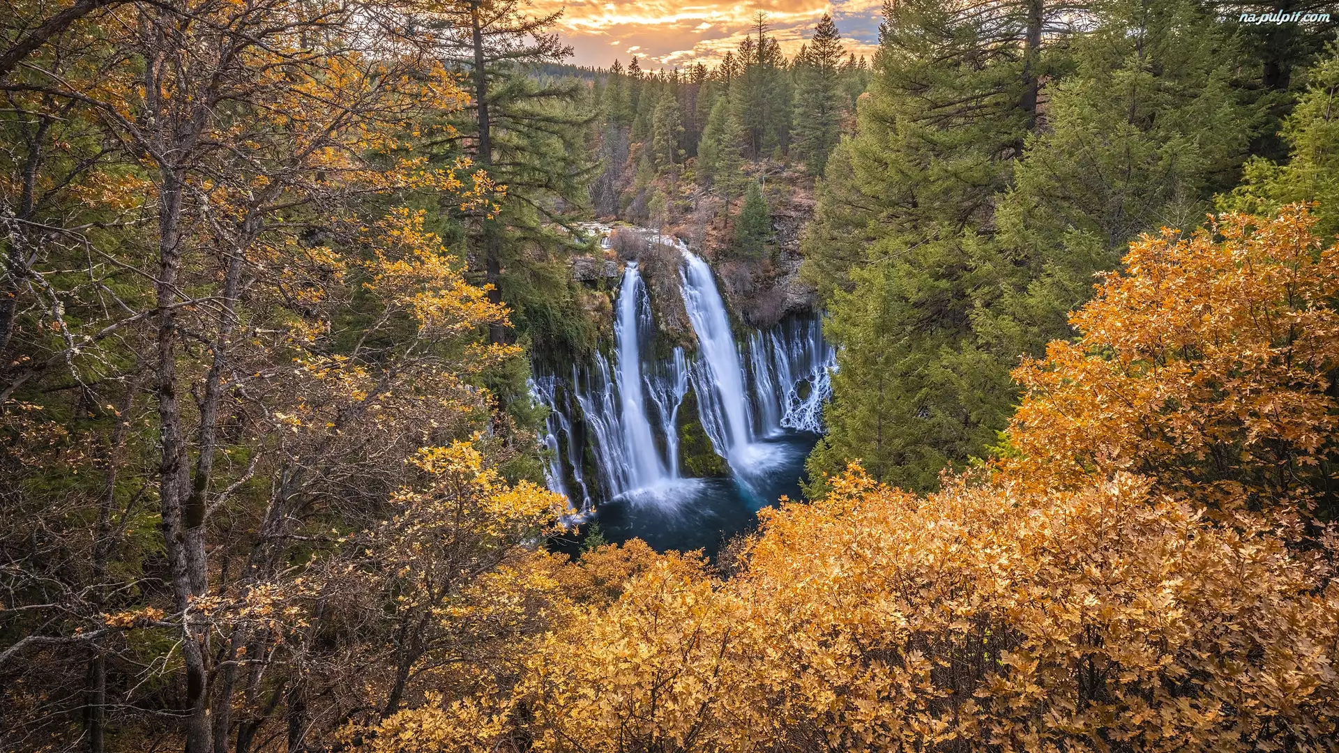 Burney Falls, Jesień, Stany Zjednoczone, Wodospad, Kalifornia, Drzewa, Park Stanowy McArthur Burney Falls
