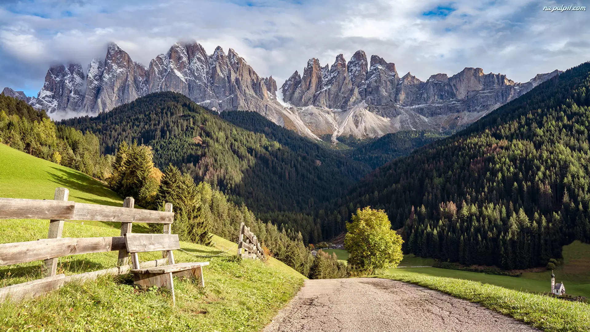 Val di Funes, Lasy, Ławka, Droga, Dolomity, Chmury, Drzewa, Góry, Płot, Dolina, Włochy