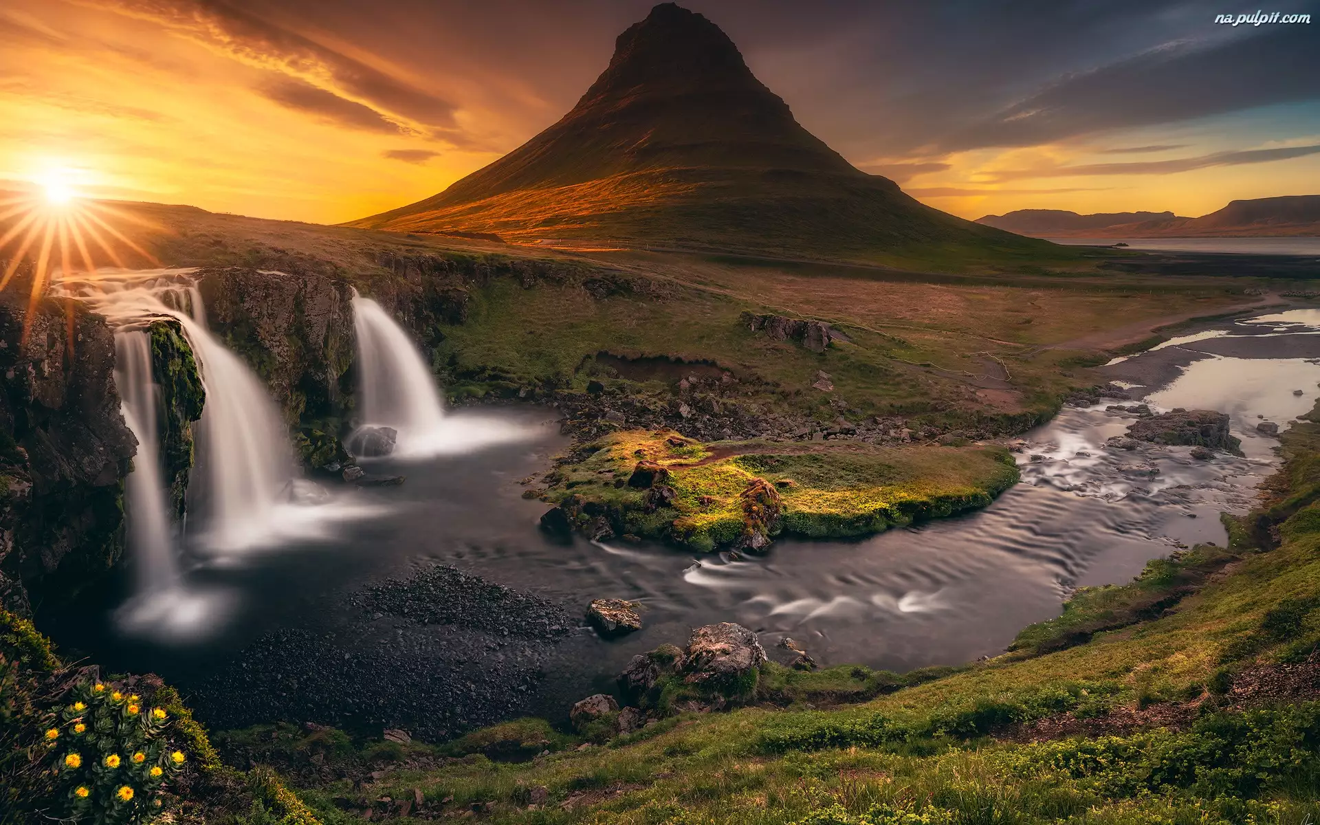 Góra Kirkjufell, Islandia, Rzeka, Zachód słońca, Wodospad Kirkjufellsfoss, Chmury