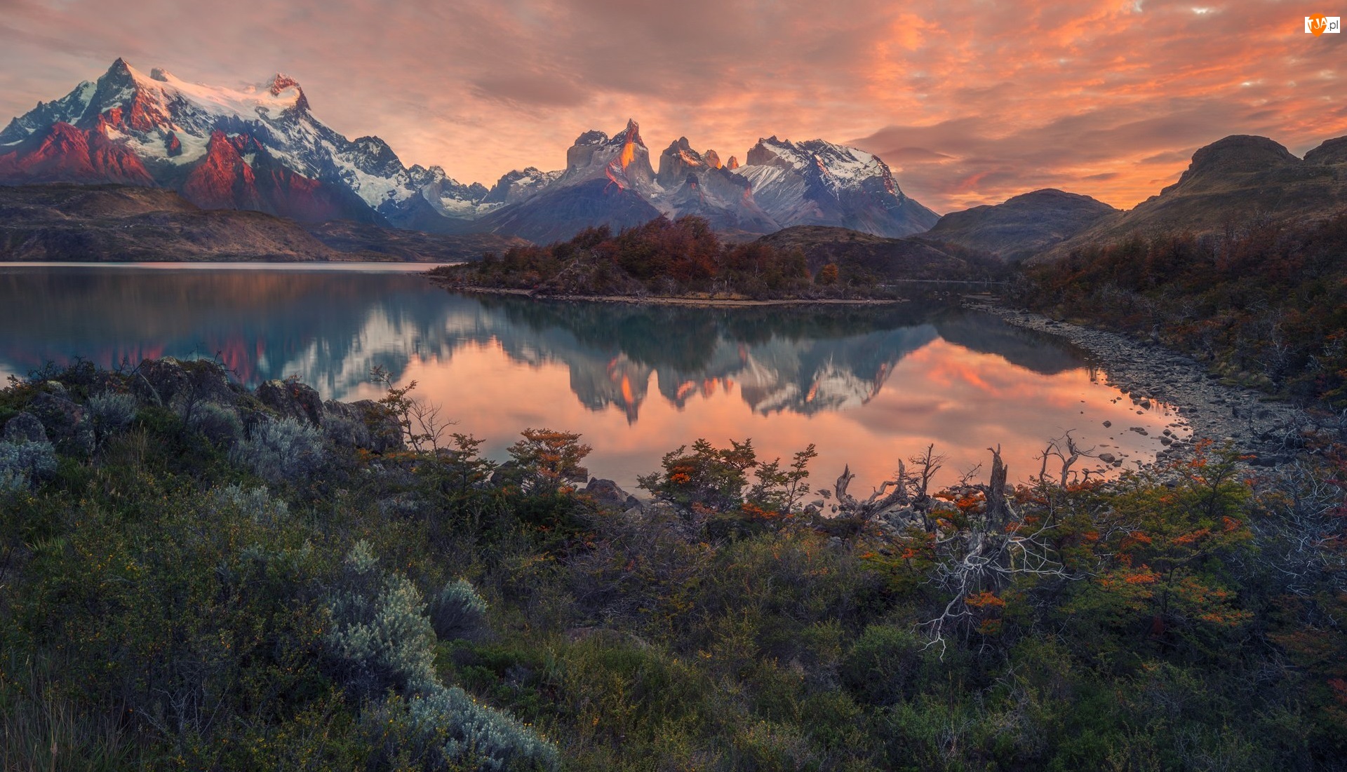 Patagonia, Park Narodowy Torres Del Paine, ZachĂłd SĹoĹca, Chile, Masyw Torres del Paine, GĂłry Cordillera del Paine, Jezioro