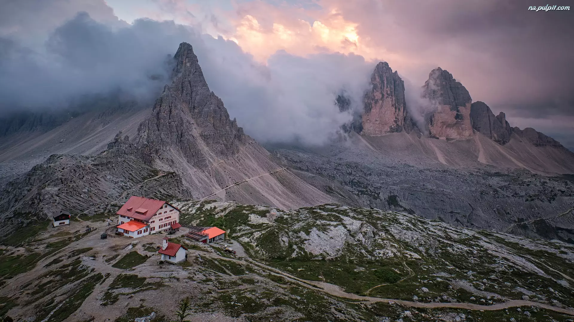 Tre Cime di Lavaredo, Góry, Schronisko Auronzo, Włochy, Dolomity, Chmury