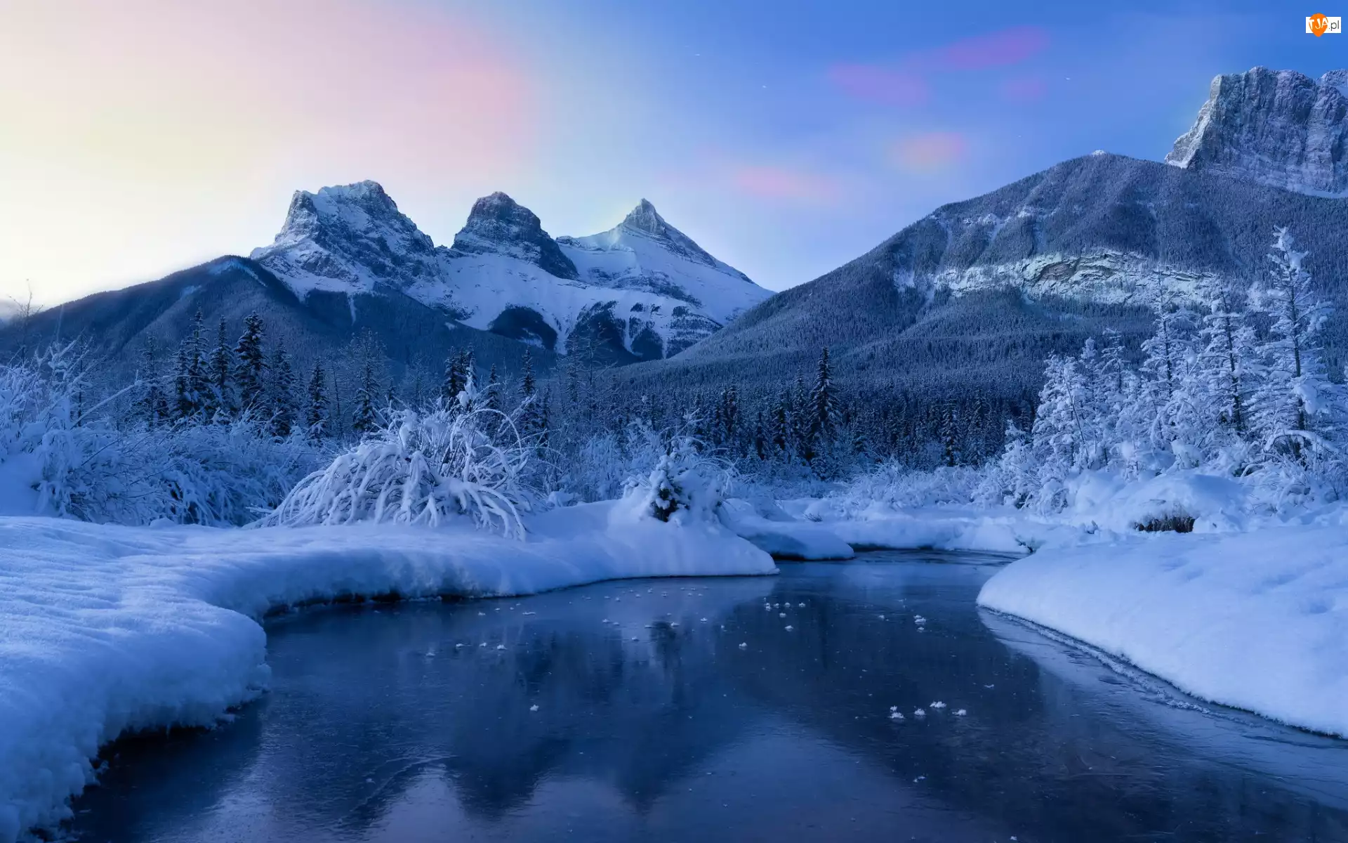 Zima, Bow River, Drzewa, Rzeka, Alberta, Kanada, Canadian Rockies, Góry, Góra Three Sisters, Chmury