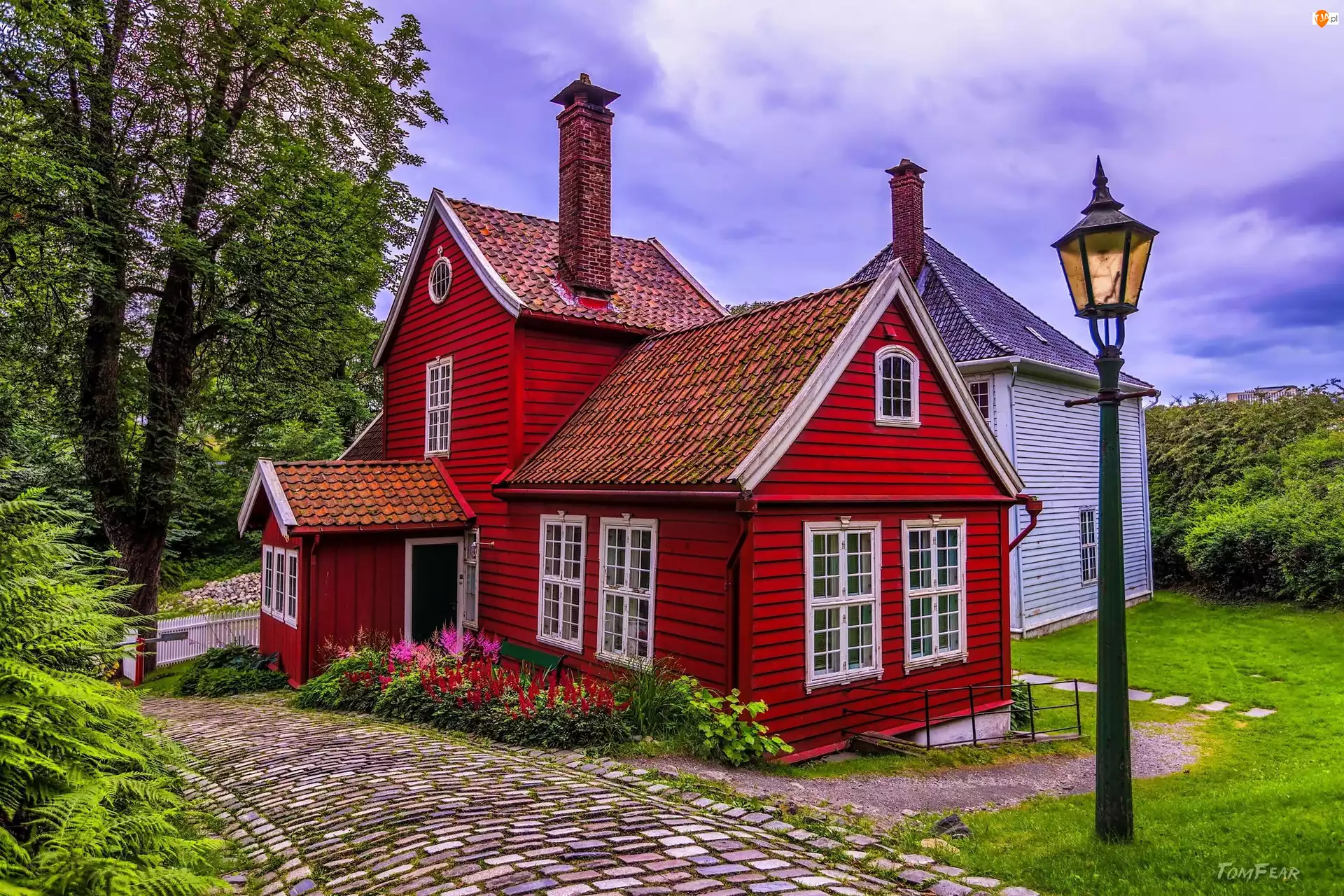Kwiaty, Bergen, Latarnia, Dom, Droga, Skansen miejski, Old Bergen Museum - Bergen City Museum, Norwegia, Czerwony