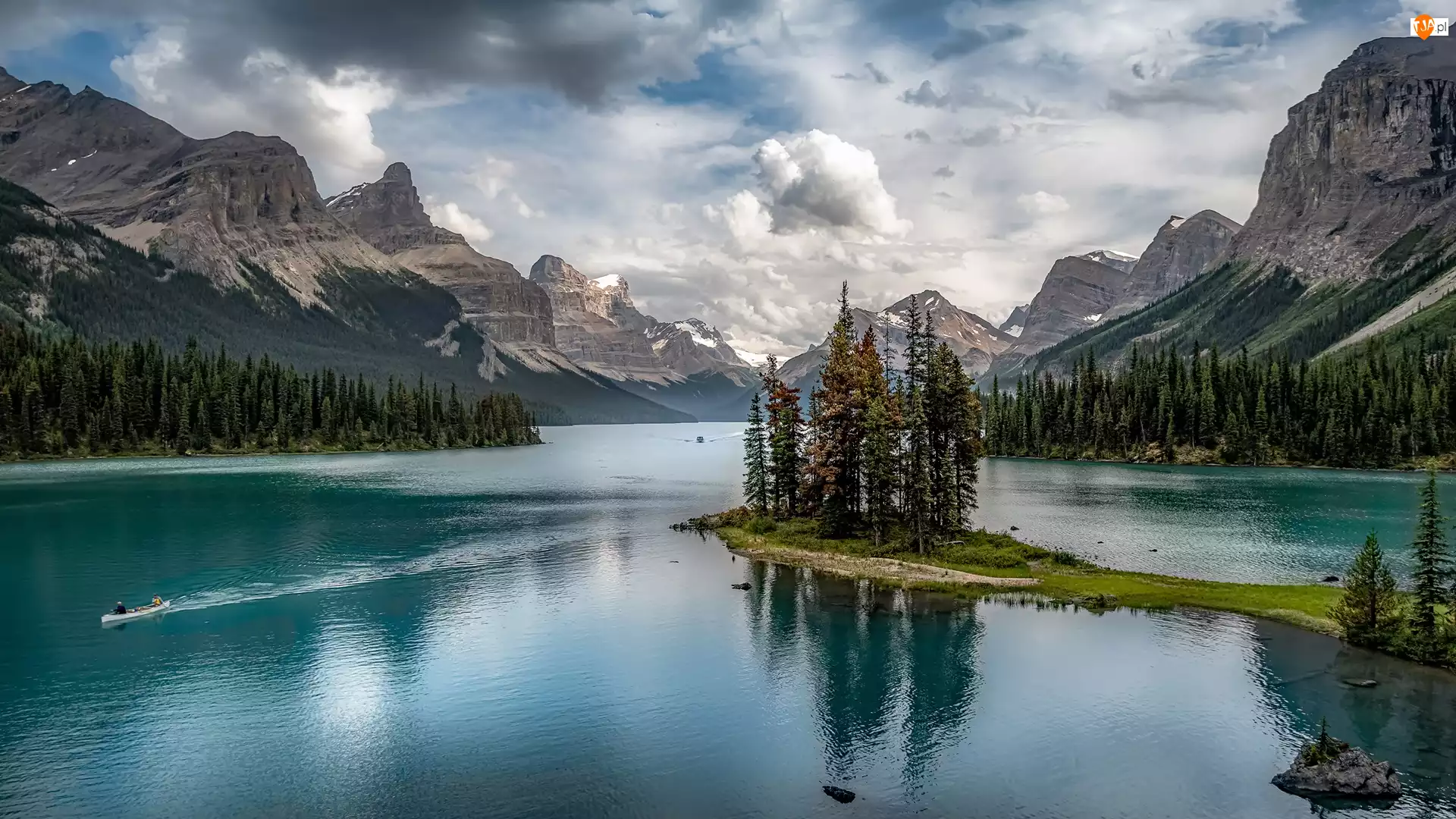 Drzewa, Alberta, Chmury, Wyspa Ducha, Góry, Park Narodowy Jasper, Jezioro, Kanada, Maligne Lake