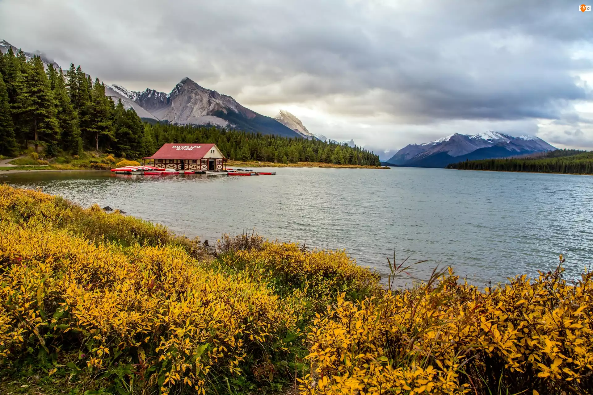 Jesień, Park Narodowy Jasper, Łódki, Lasy, Przystań, Prowincja Alberta, Jezioro Maligne, Kanada, Góry
