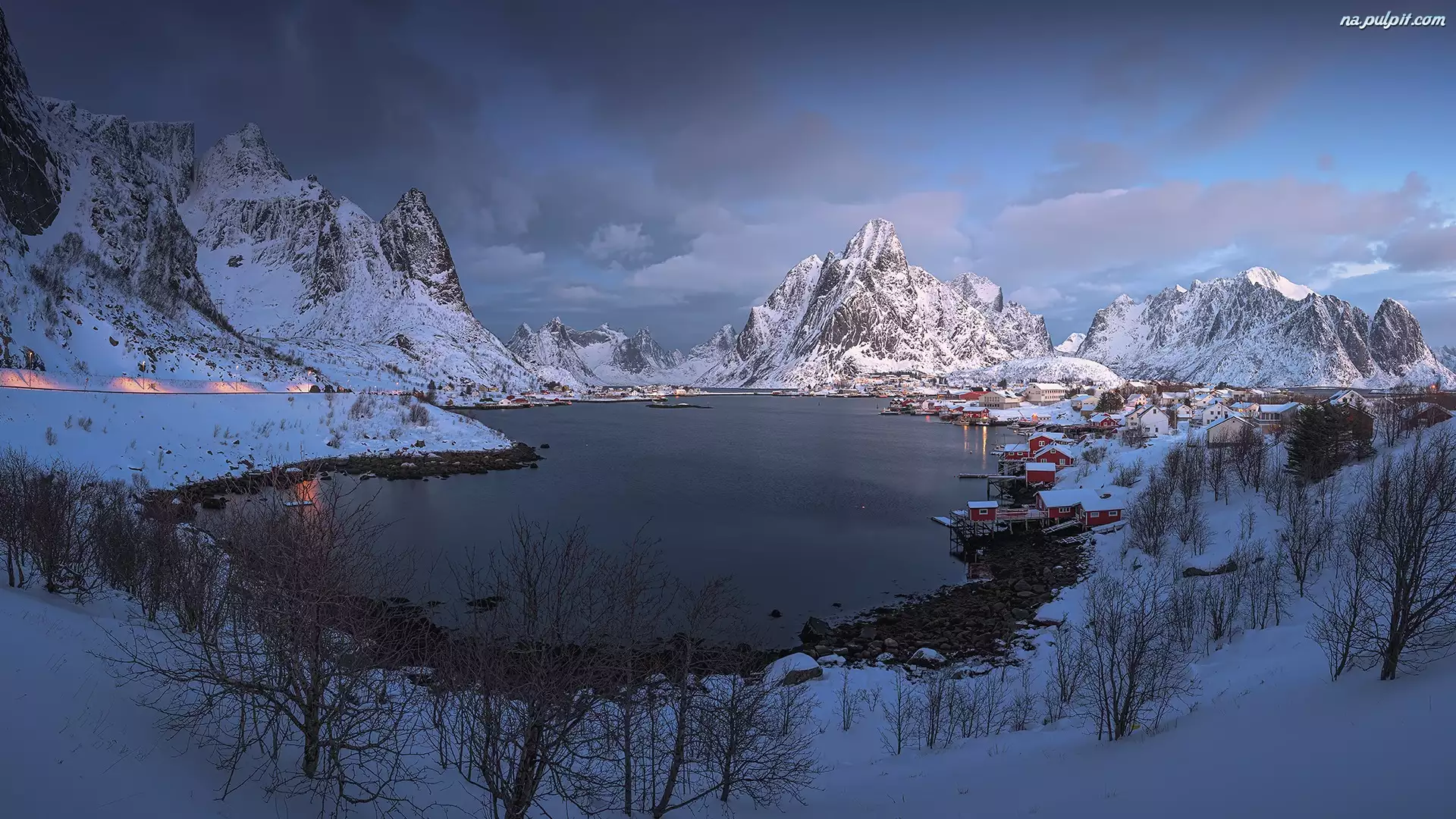 Norwegia, Śnieg, Lofoty, Góry, Domy, Morze Norweskie, Reine, Zima, Wyspa Moskenesoya