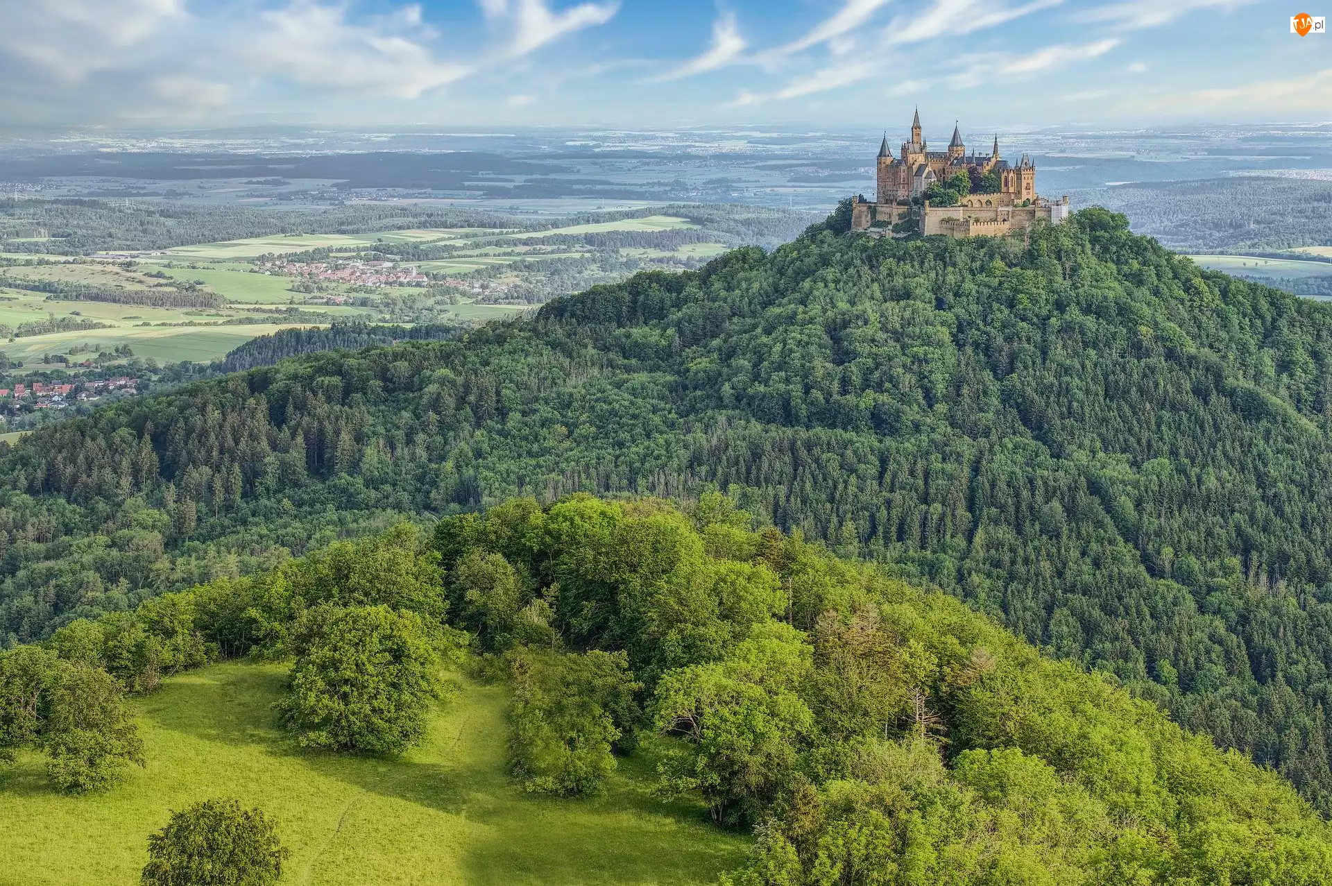 Góra Hohenzollern, Zamek Hohenzollern, Niemcy, Zalesiona, Badenia-Wirtembergia, Wzgórze, Drzewa