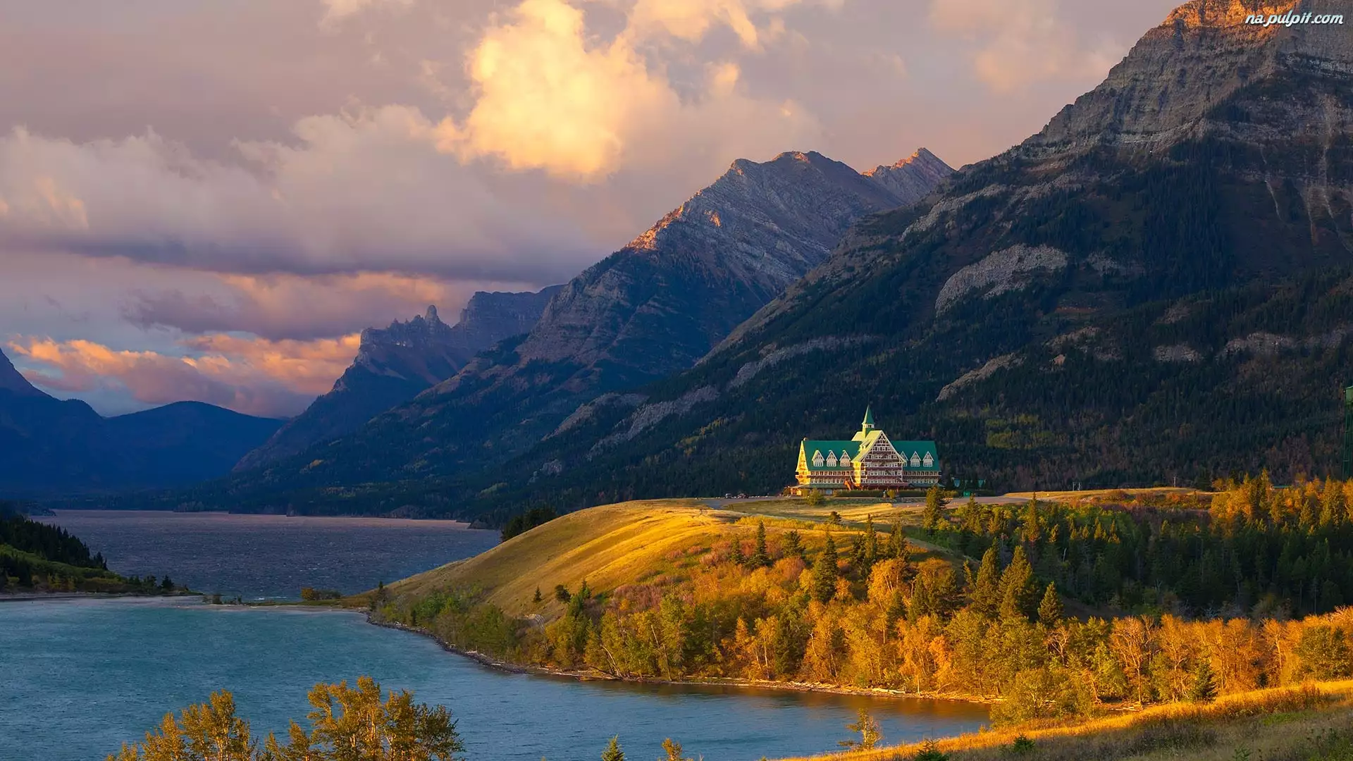 Prowincja Alberta, Park Narodowy Waterton Lakes, Lasy, Kanada, Góry, Jezioro Upper Waterton, Hotel Księcia Walii Prince of Wales