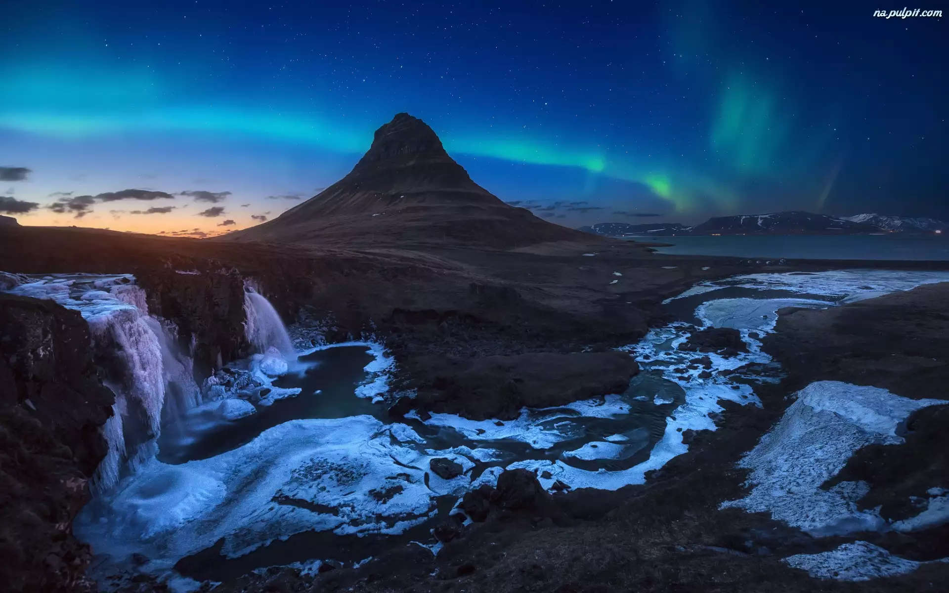 Islandia, Gwiazdy, Góra Kirkjufell, Wodospad, Kirkjufellsfoss, Noc, Zorza polarna, Niebo, Rzeka