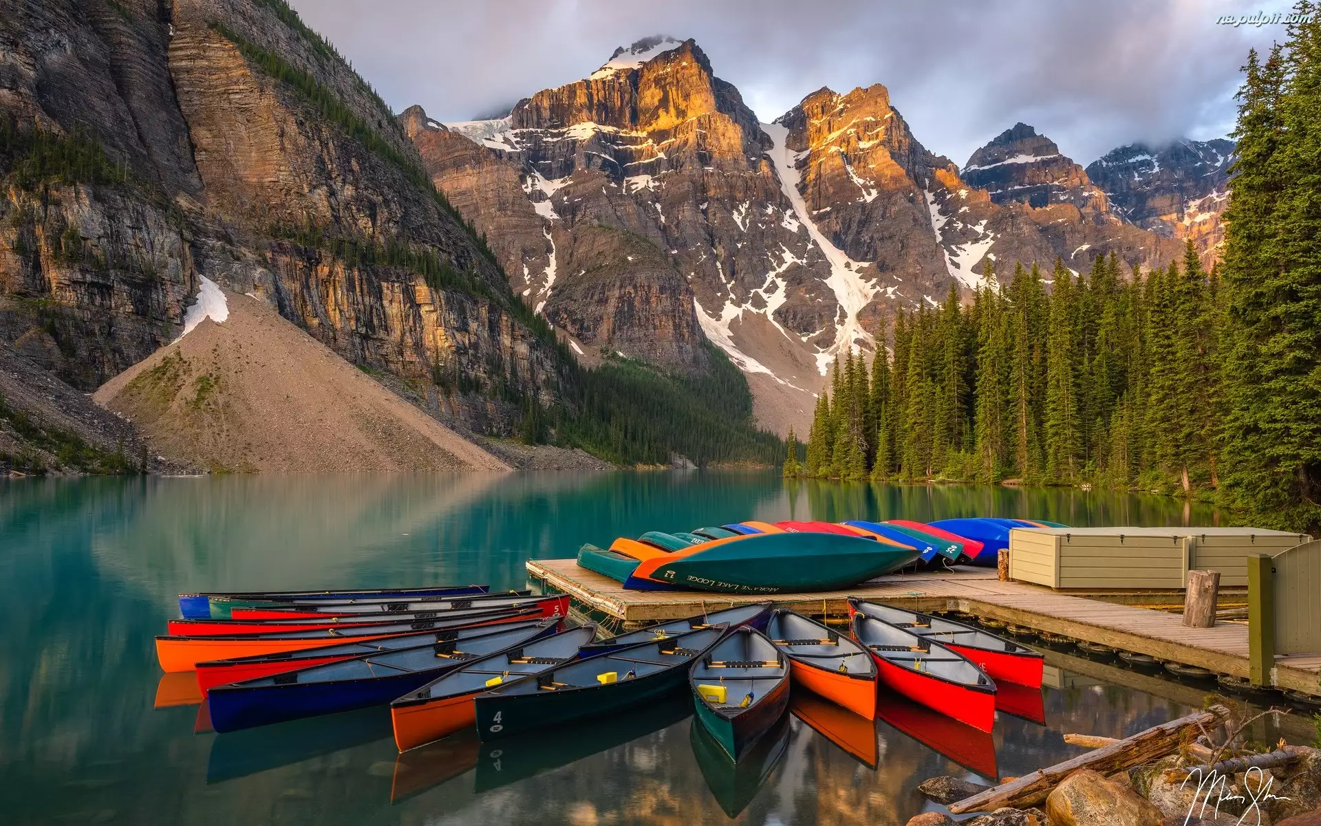 Kanada, Góry, Park Narodowy Banff, Drzewa, Moraine Lake, Jezioro, Pomost, Kajaki, Las, Prowincja Alberta