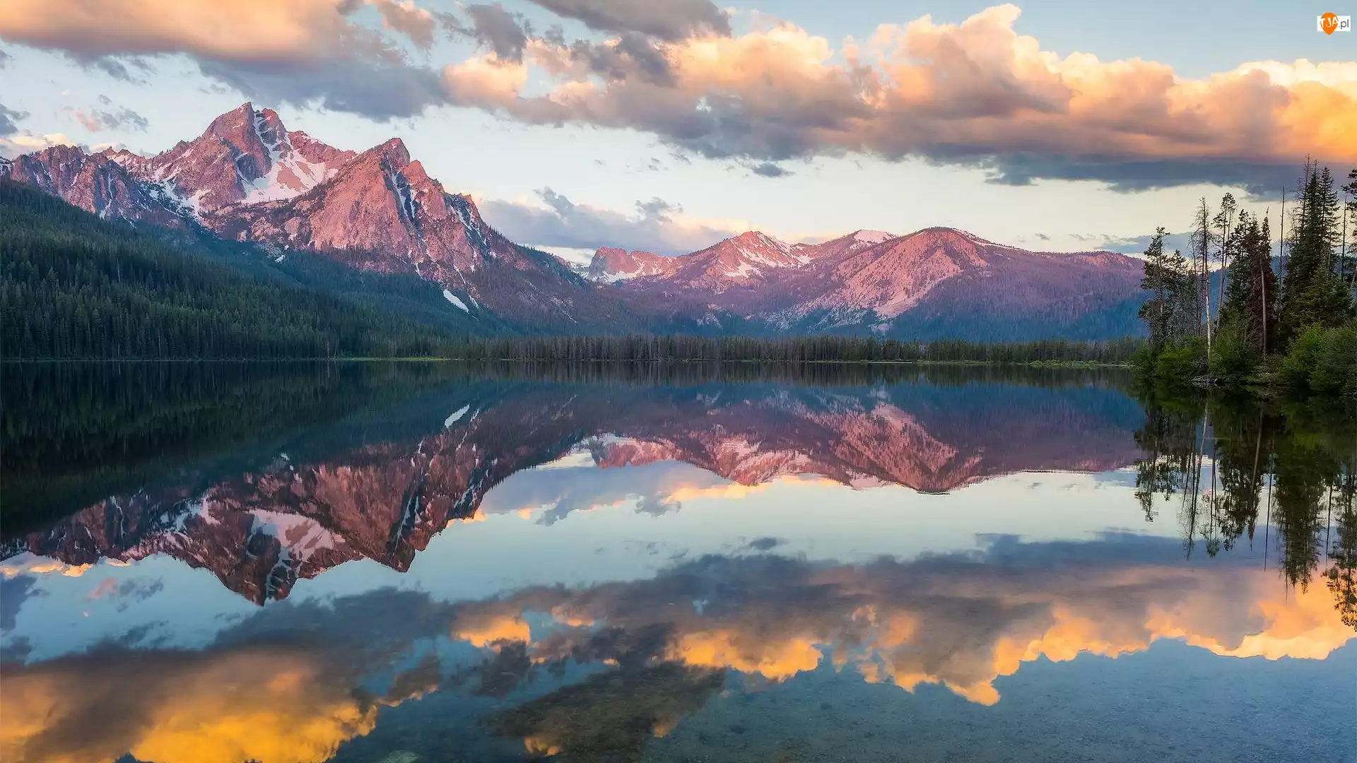 Mcgown Peak, Stanley Lake, Odbicie, Drzewa, Sawtooth Range, Stan Idaho, Jezioro, Góry, Chmury, Góra, Stany Zjednoczone