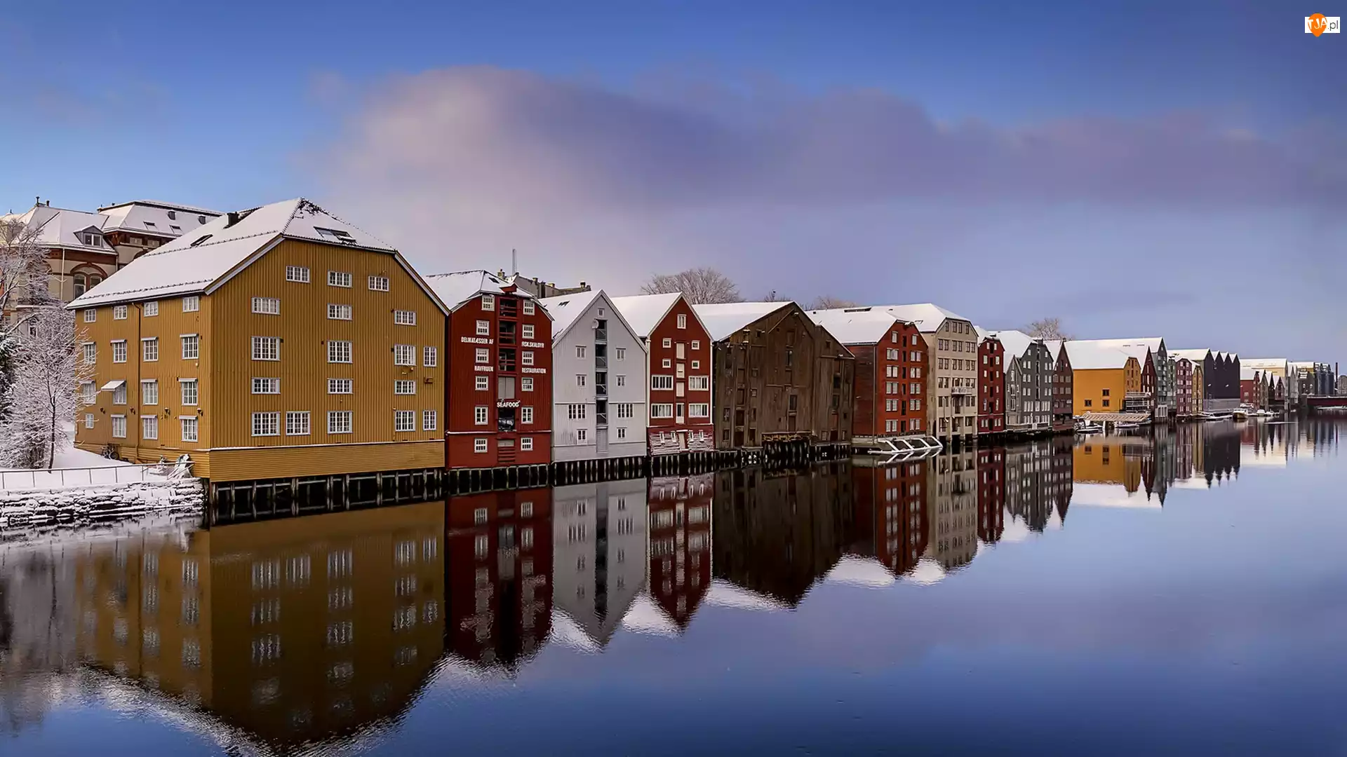 Rzeka Nidelva, Miasto Trondheim, Norwegia, Domy