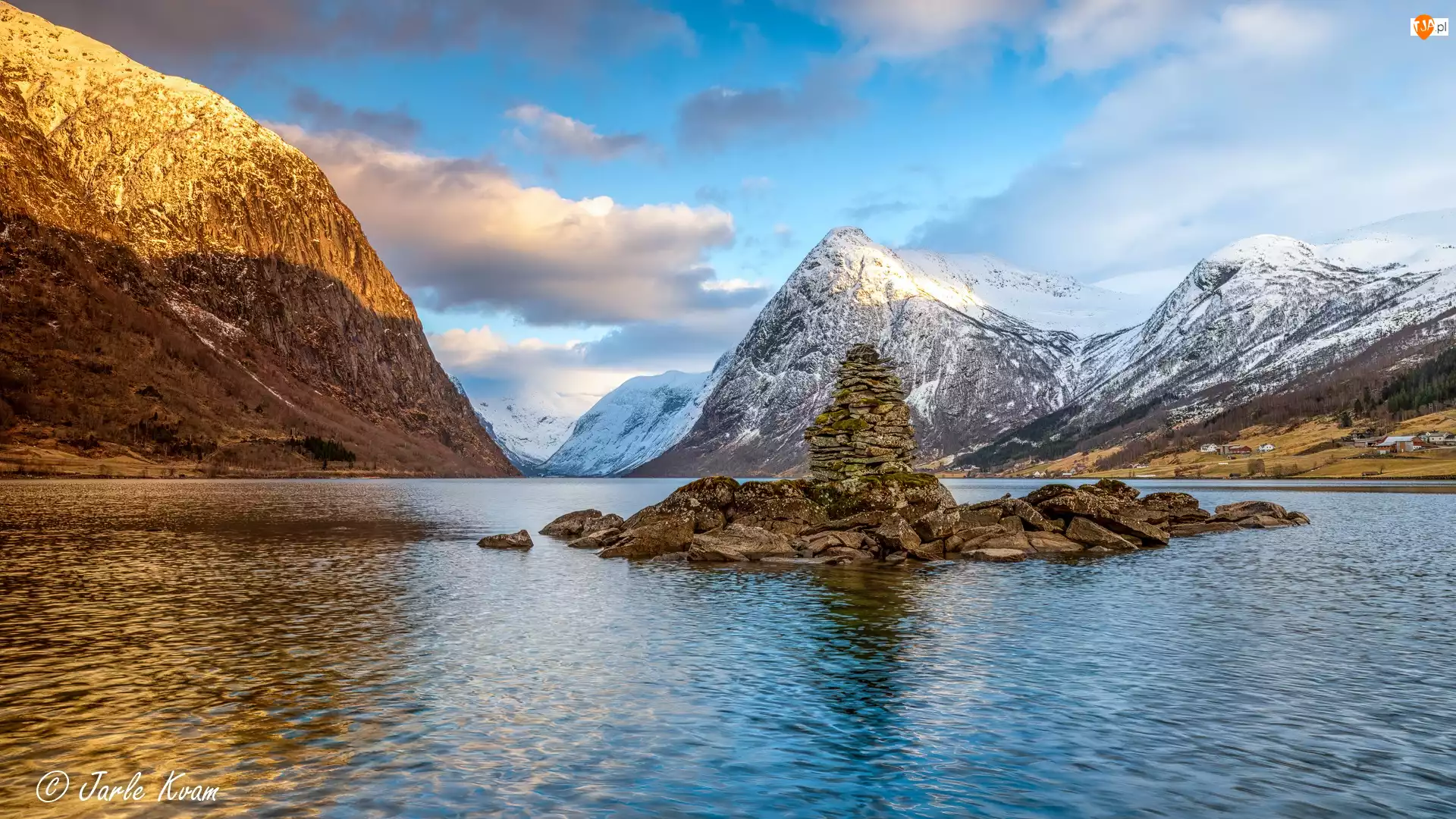 Jezioro Kjosnesfjorden, Chmury, Góry, Norwegia, Kamienie