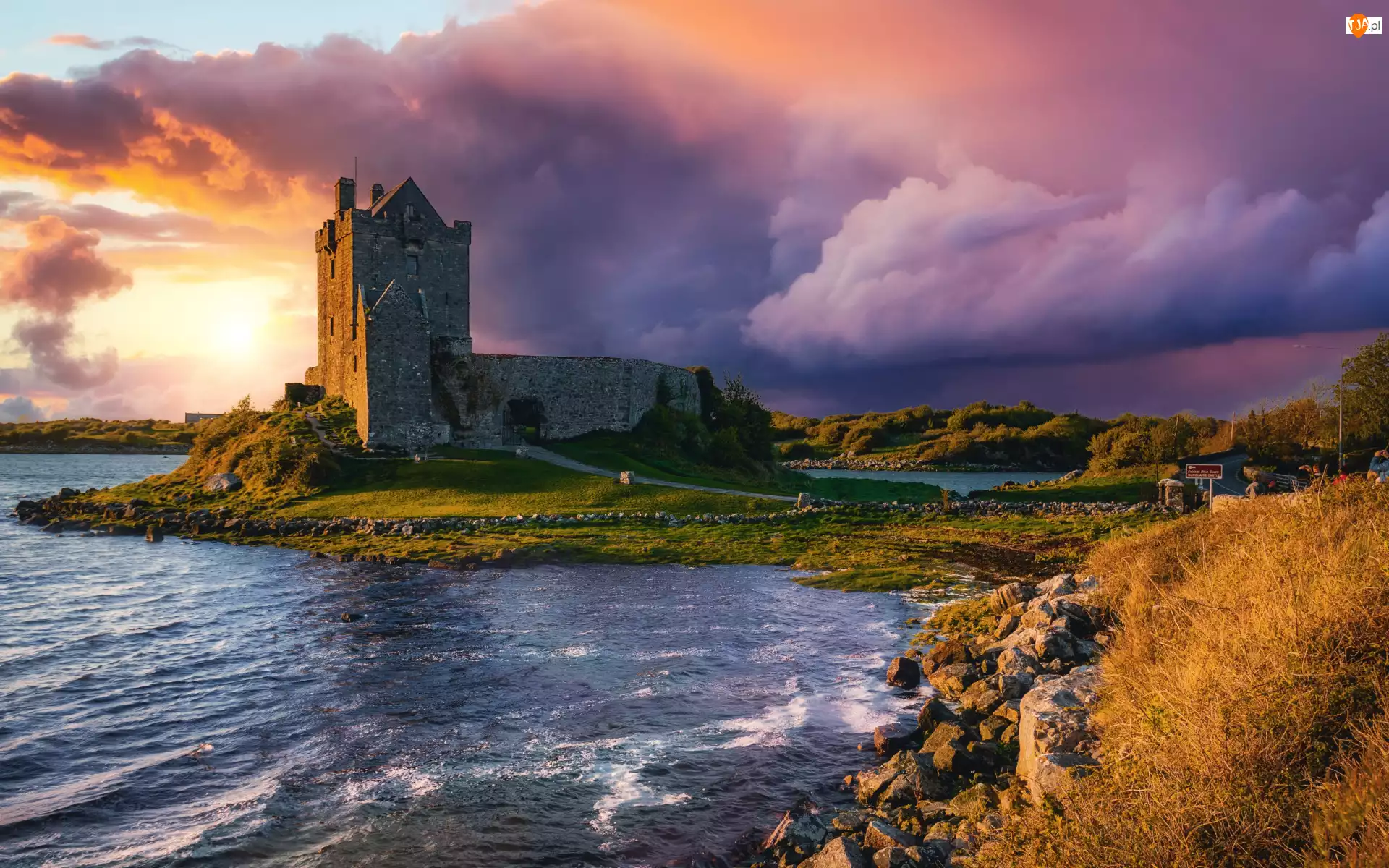 Dunguaire Castle, Zatoka, Irlandia, Zamek, Kinvara, Chmury, Galway Bay