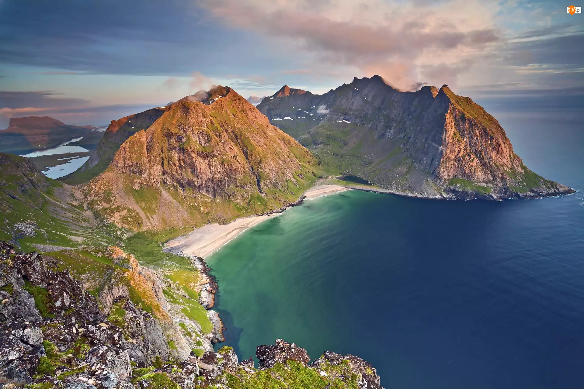 Lofoty, Norwegia, Góry, Plaża Kvalvika, Wyspa Moskenesøya, Morze