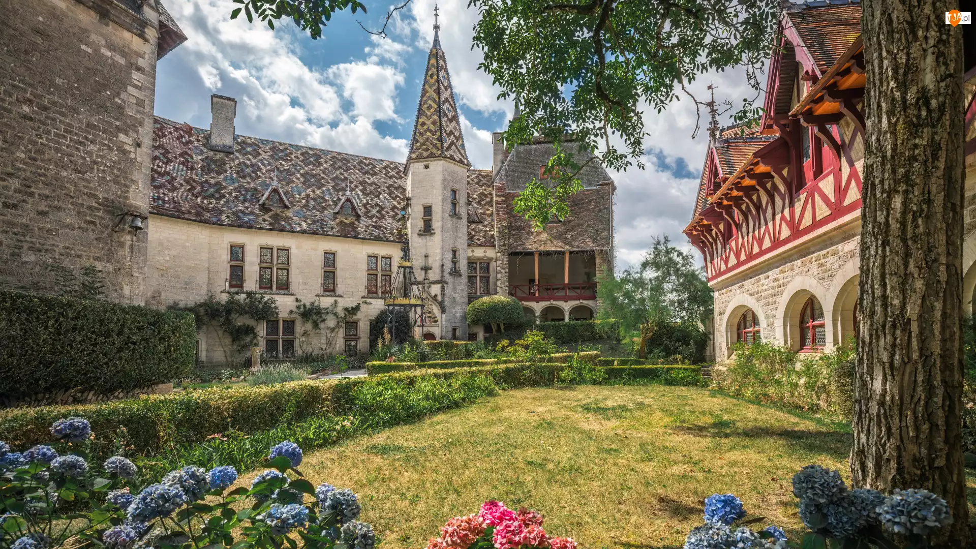 Gmina La Rochepot, Francja, Dziedziniec, Zamek Rochepot, Burgundia