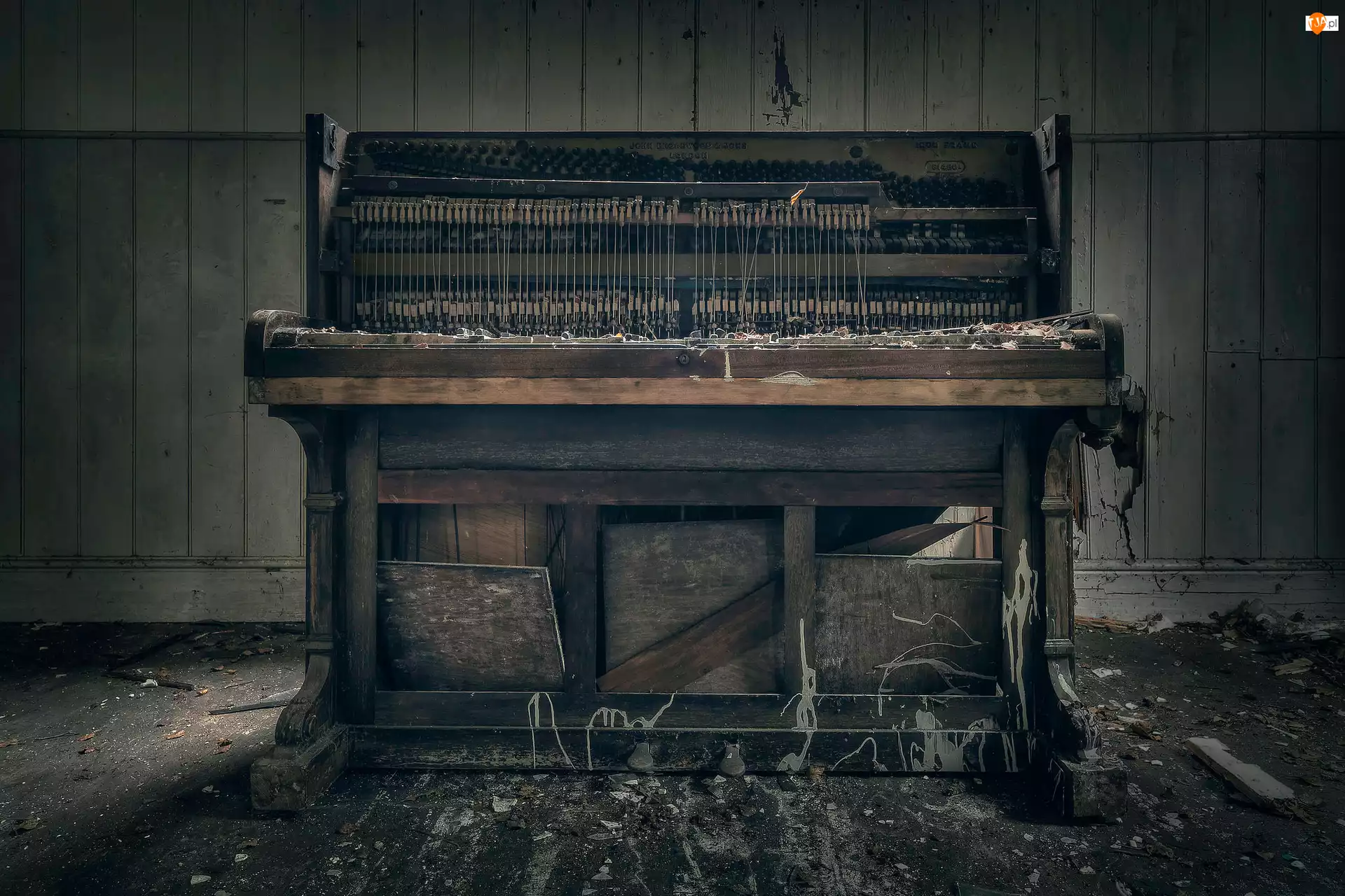 Pianino, Stare, Zniszczone