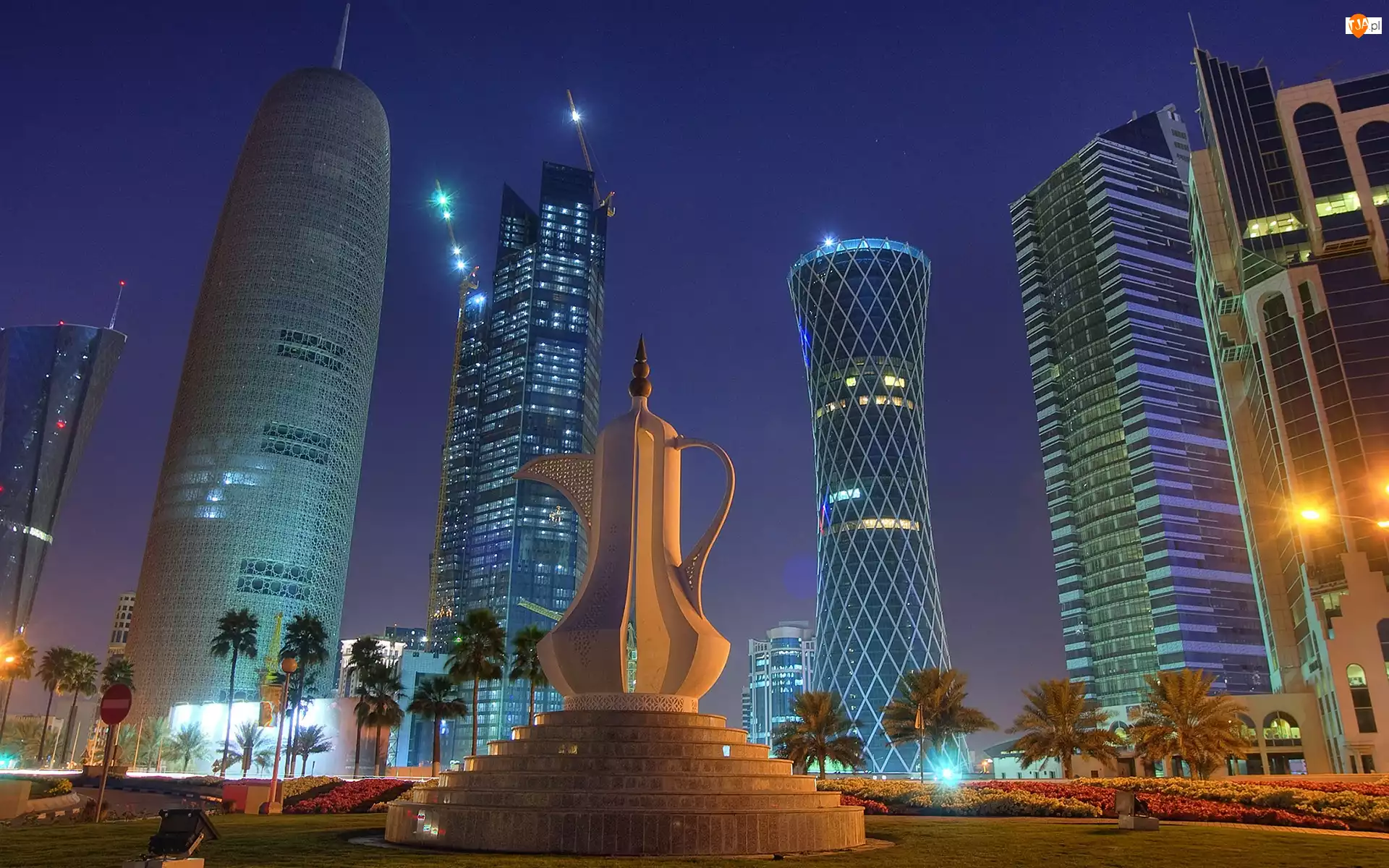 Doha, Katar, Pomnik, Noc, Drapacze Chmur, Palmy