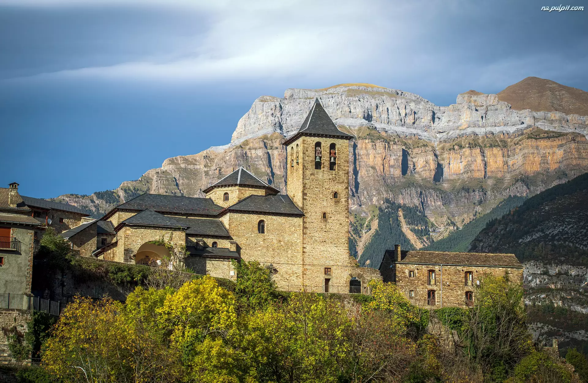 Alpy Zachodnie, Church of Torla, Pireneje, Hiszpania, Torla, KoĹciĂłĹ, Ĺredniowieczna, GĂłry, WieĹźa, Wioska, Drzewa, Prowincja Huesca