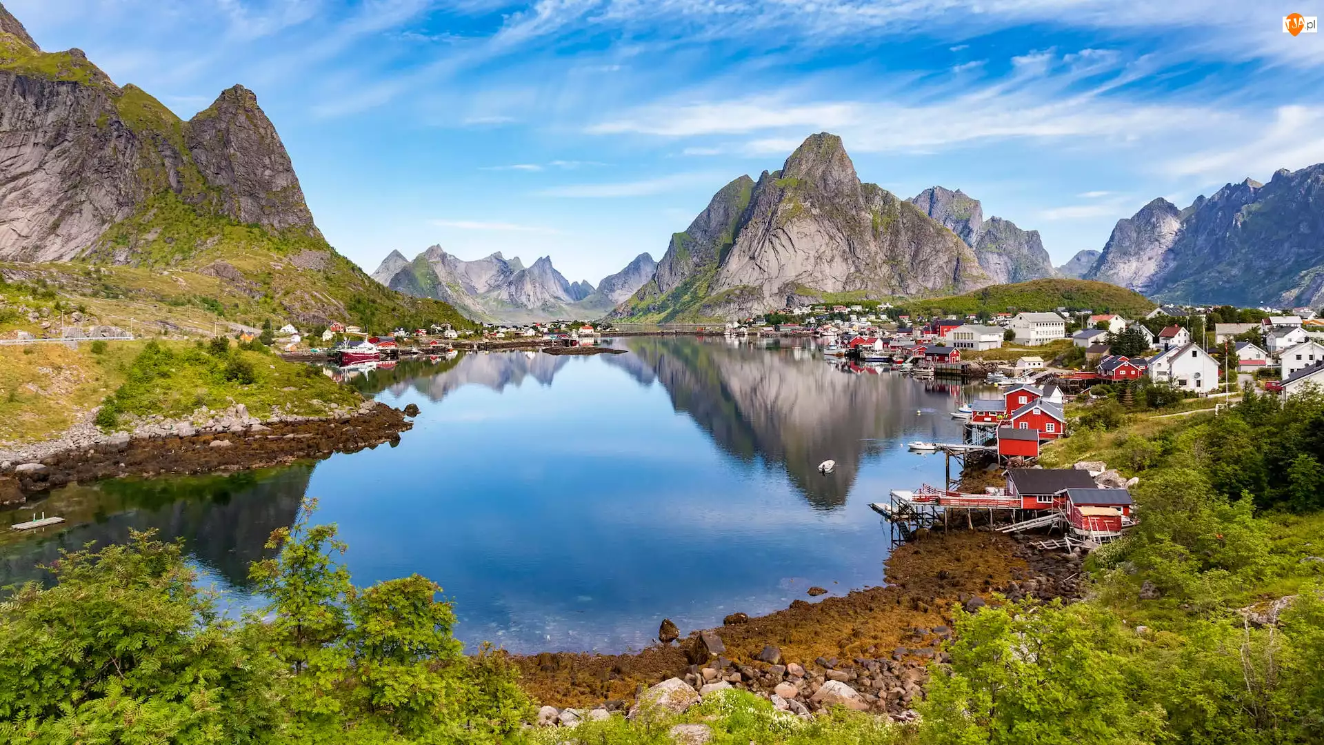 Lofoty, Wyspa Moskenesoya, Góry, Norwegia, Domy, Morze Norweskie, Wioska Reine