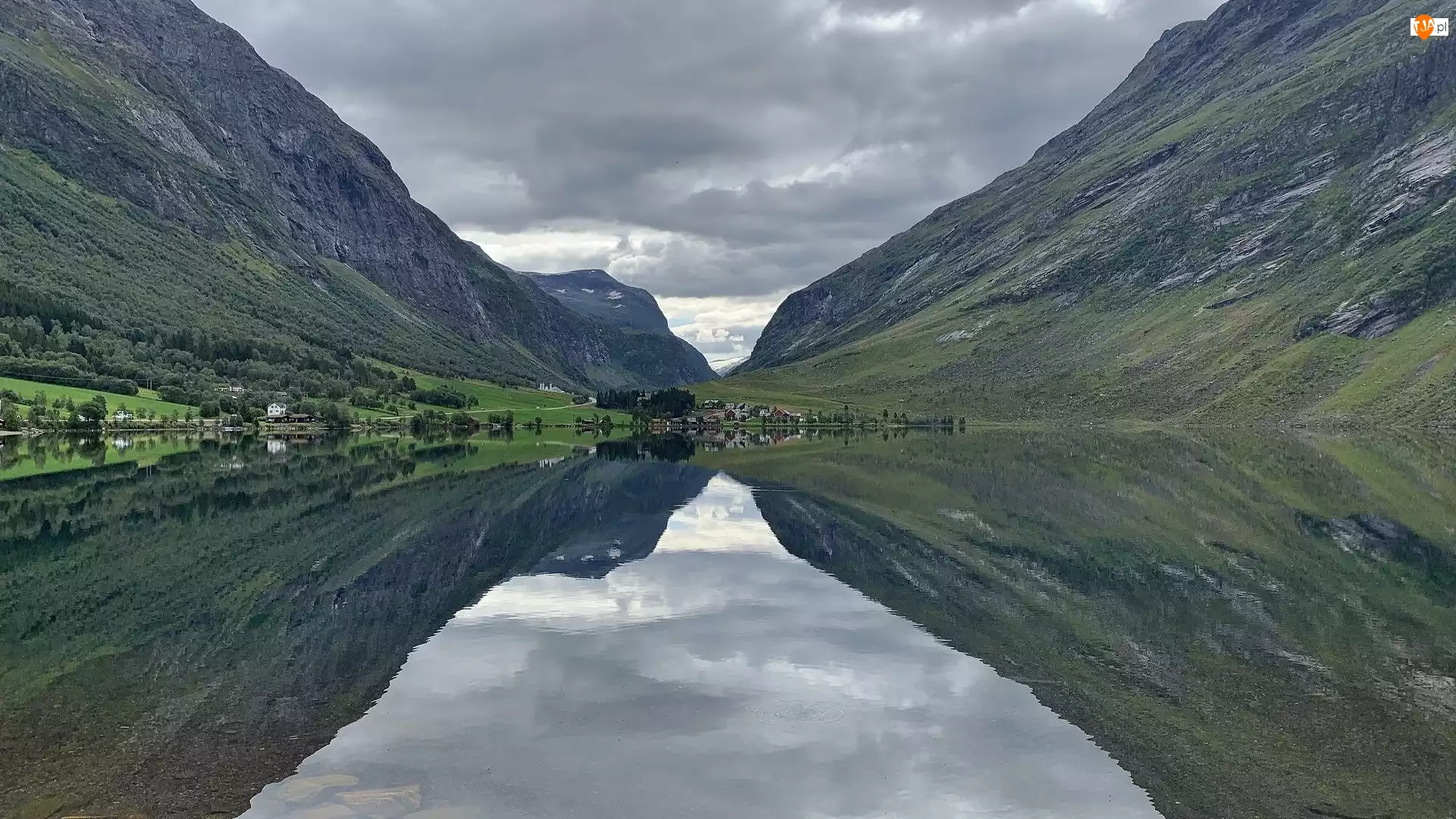 Jezioro Eidsvatnet, Góry, Odbicie, Norwegia, Domy, Trondelag