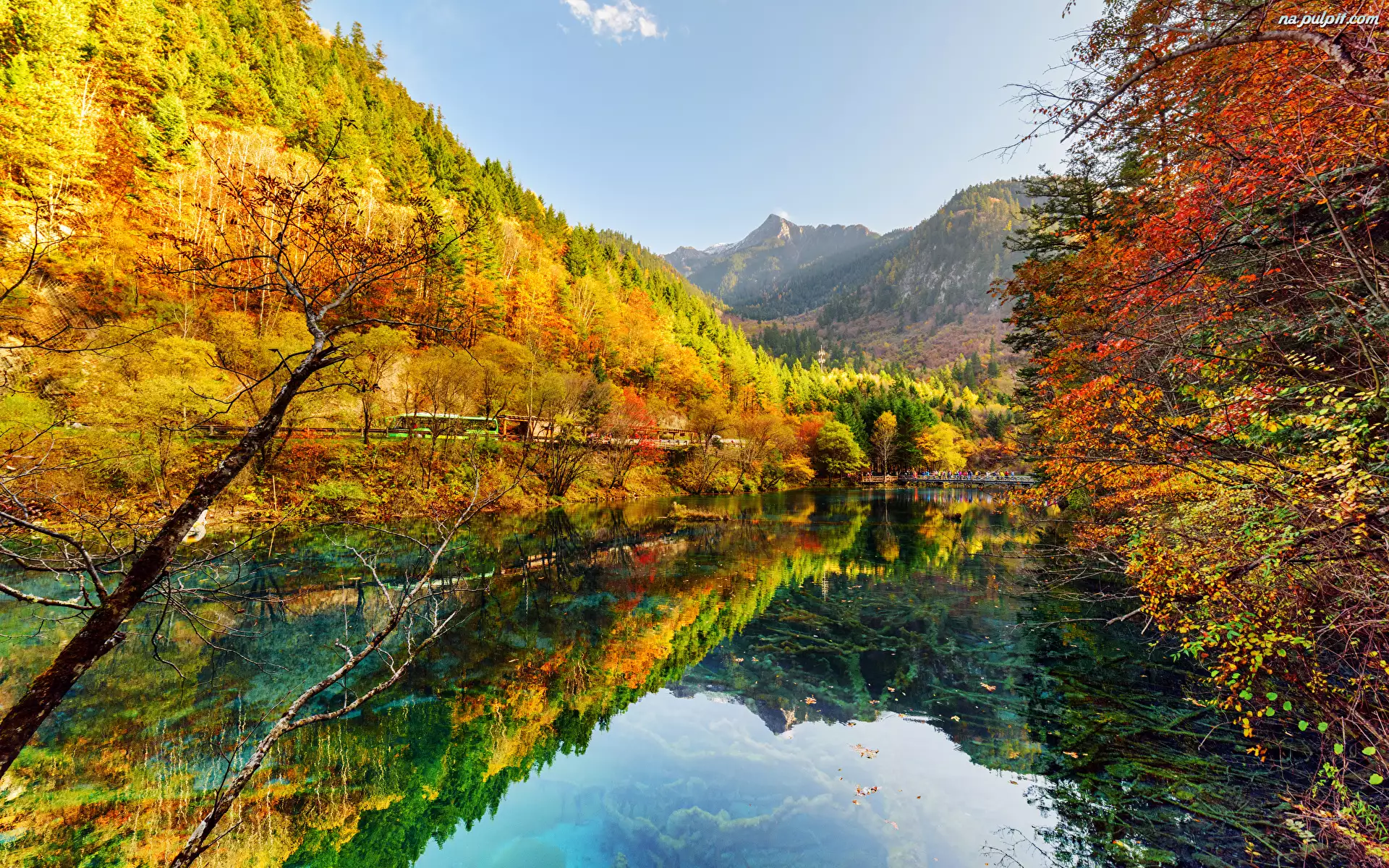 Park Narodowy Jiuzhaigou, Chiny, Góry, Drzewa, Jezioro, Jesień