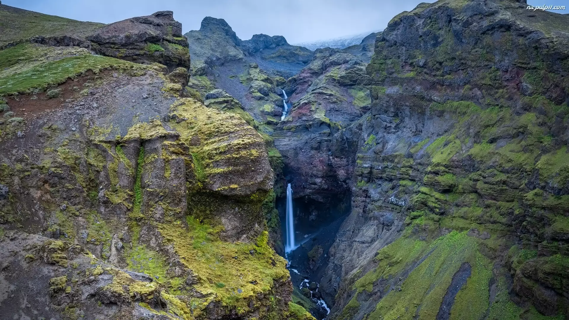 GĂłry, Islandia, Wodospad Hangandifoss, Kanion Mulagljufur, SkaĹy