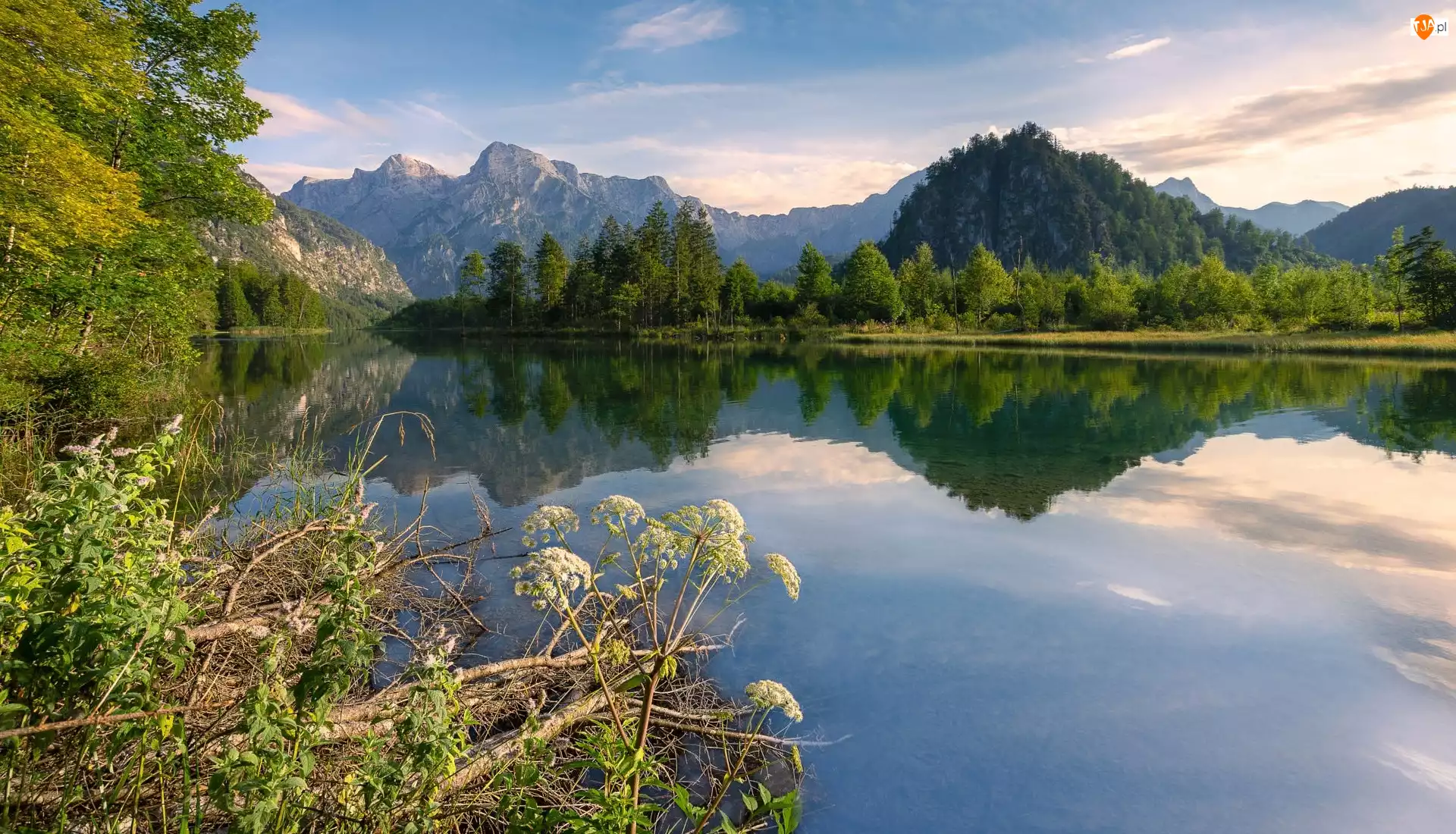 Jezioro Almsee, Góry, Drzewa, Austria, Odbicie, Chmury
