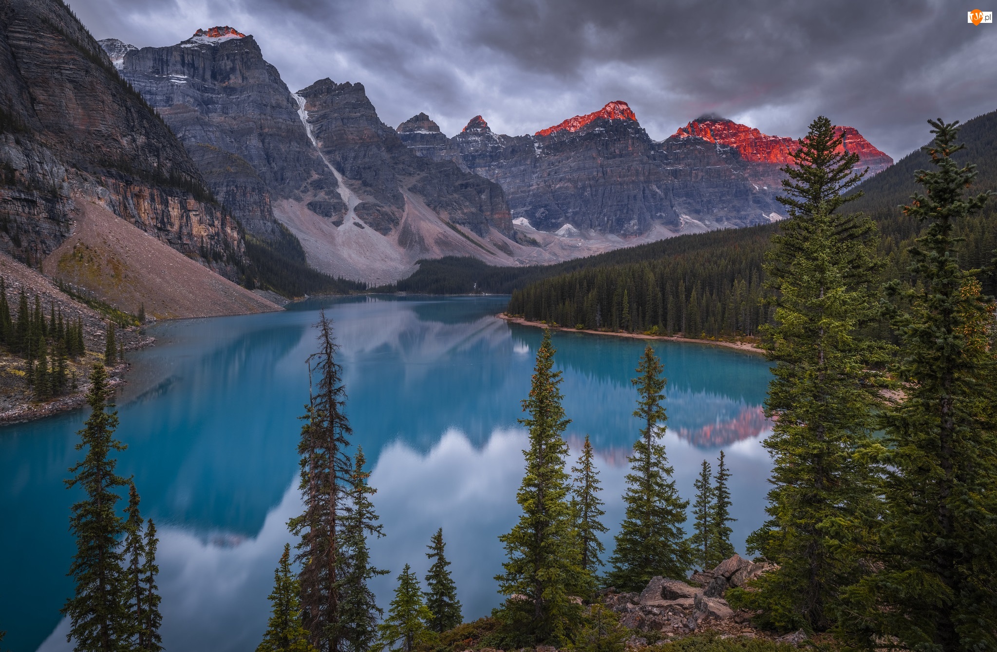 Park Narodowy Banff, Jezioro Moraine, Drzewa, Odbicie, Góry, Chmury, Kanada, Las