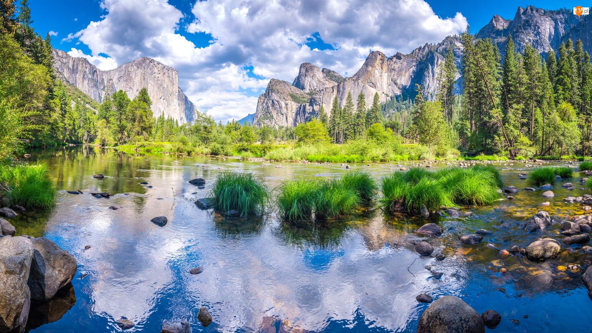 Chmury, Stan Kalifornia, Góry Sierra Nevada, Rzeka Merced, Drzewa, Park Narodowy Yosemite, Zielona, Stany Zjednoczone, Trawa