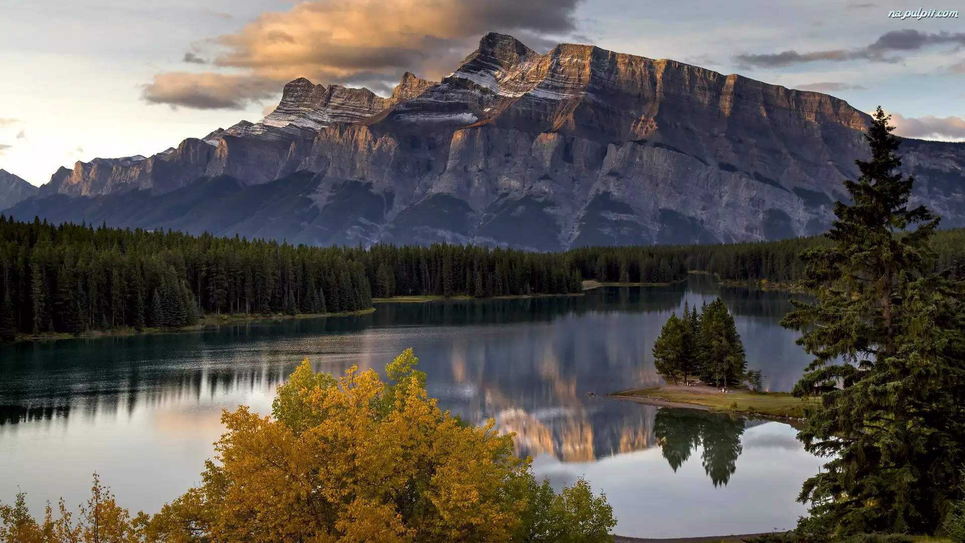 Kanada, Góra Mount Rundle, Alberta, Drzewa, Odbicie, Jezioro, Two Jack Lake, Góry Skaliste, Park Narodowy Banff
