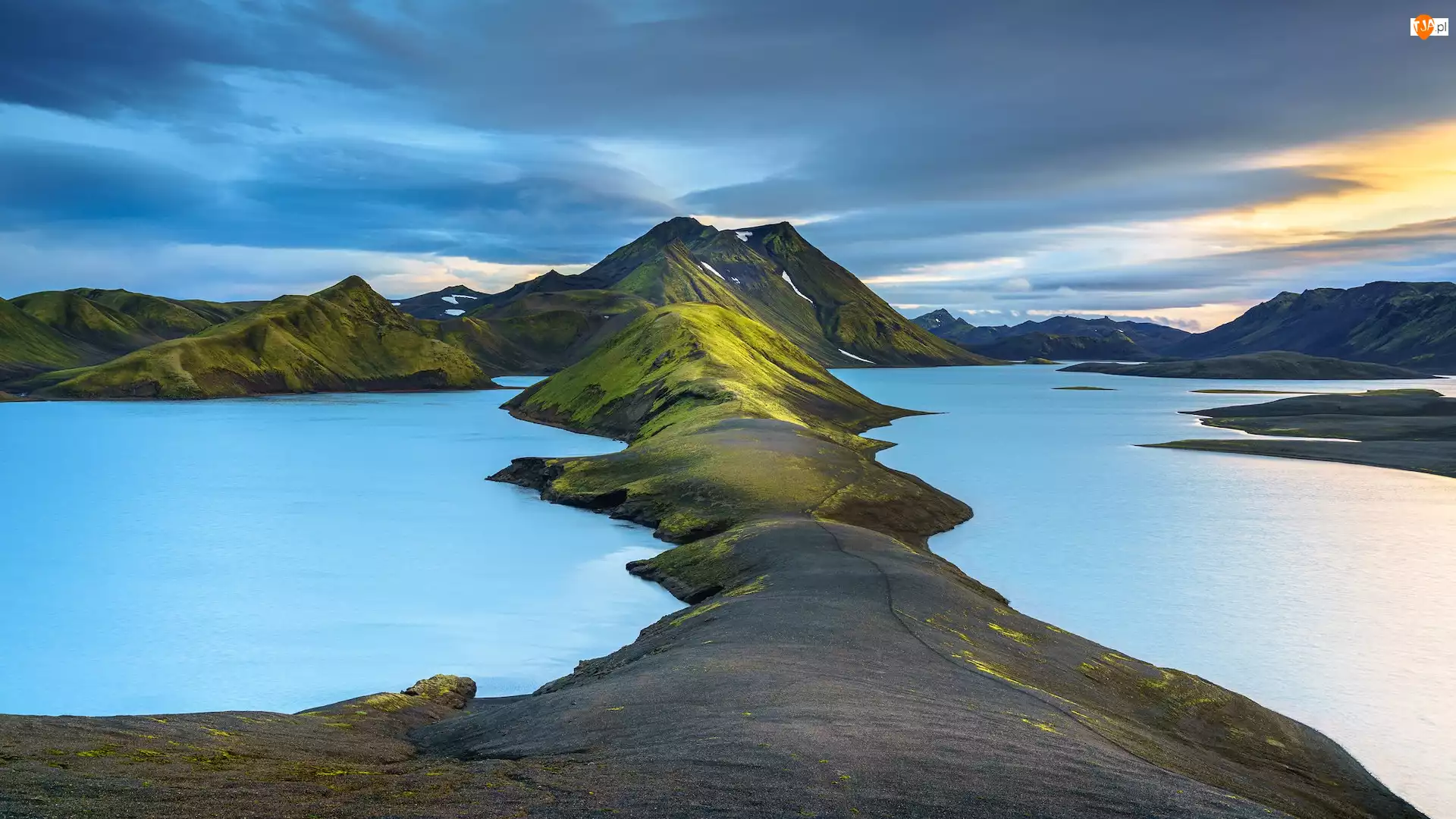 Wzgórza, Chmury, Góry, Islandia, Morze