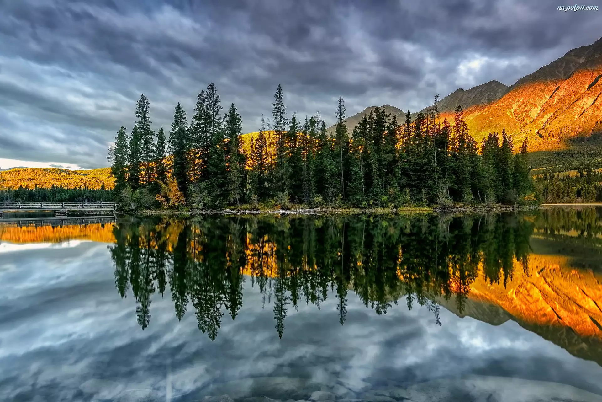 Park Narodowy Jasper, Kanada, Jezioro Pyramid Lake, Drzewa, Góry, Chmury