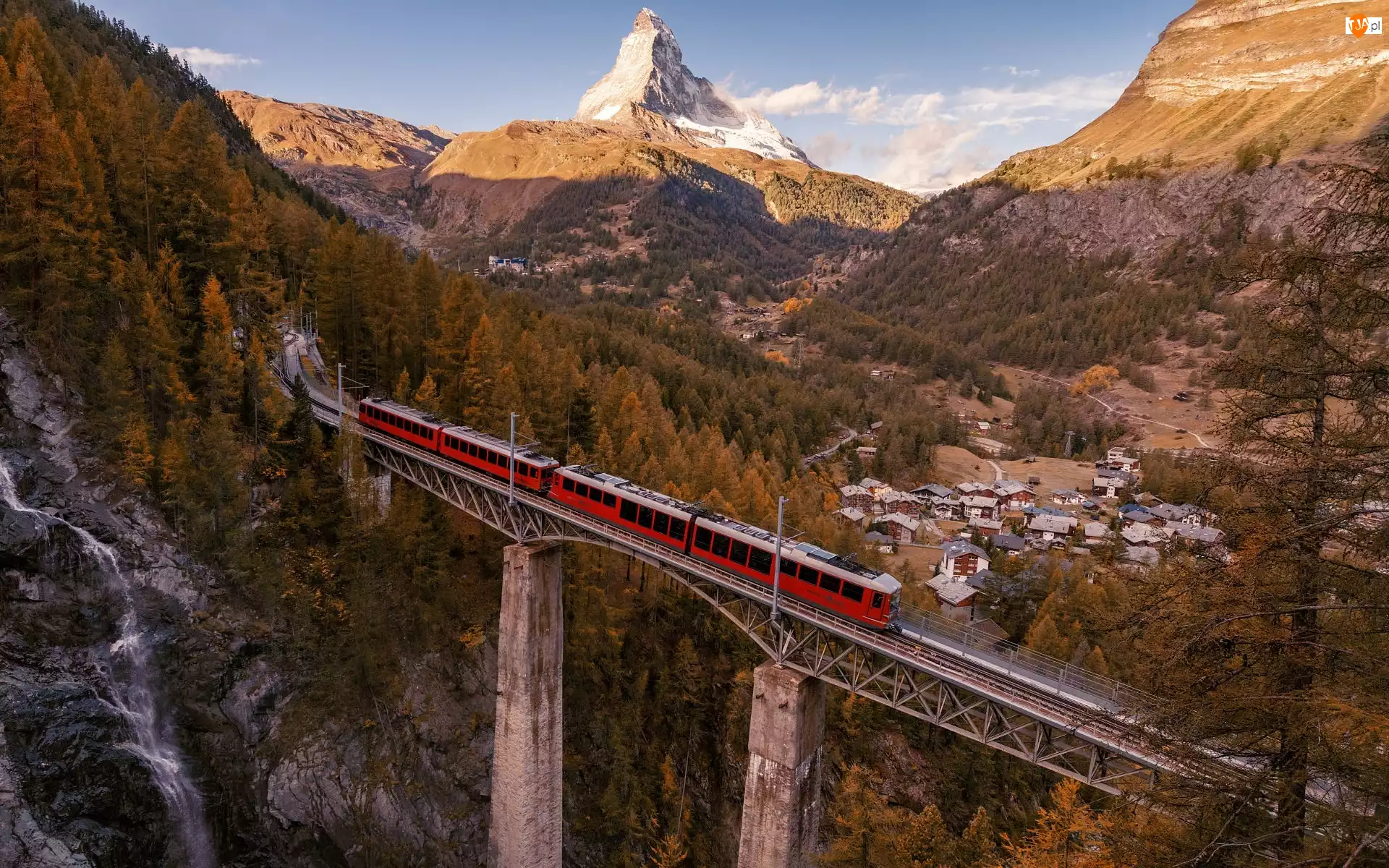 Drzewa, Zermatt, Las, Chmury, Jesień, Szwajcaria, Alpy, Pociąg, Góry, Most, Gornergratbahn, Domy