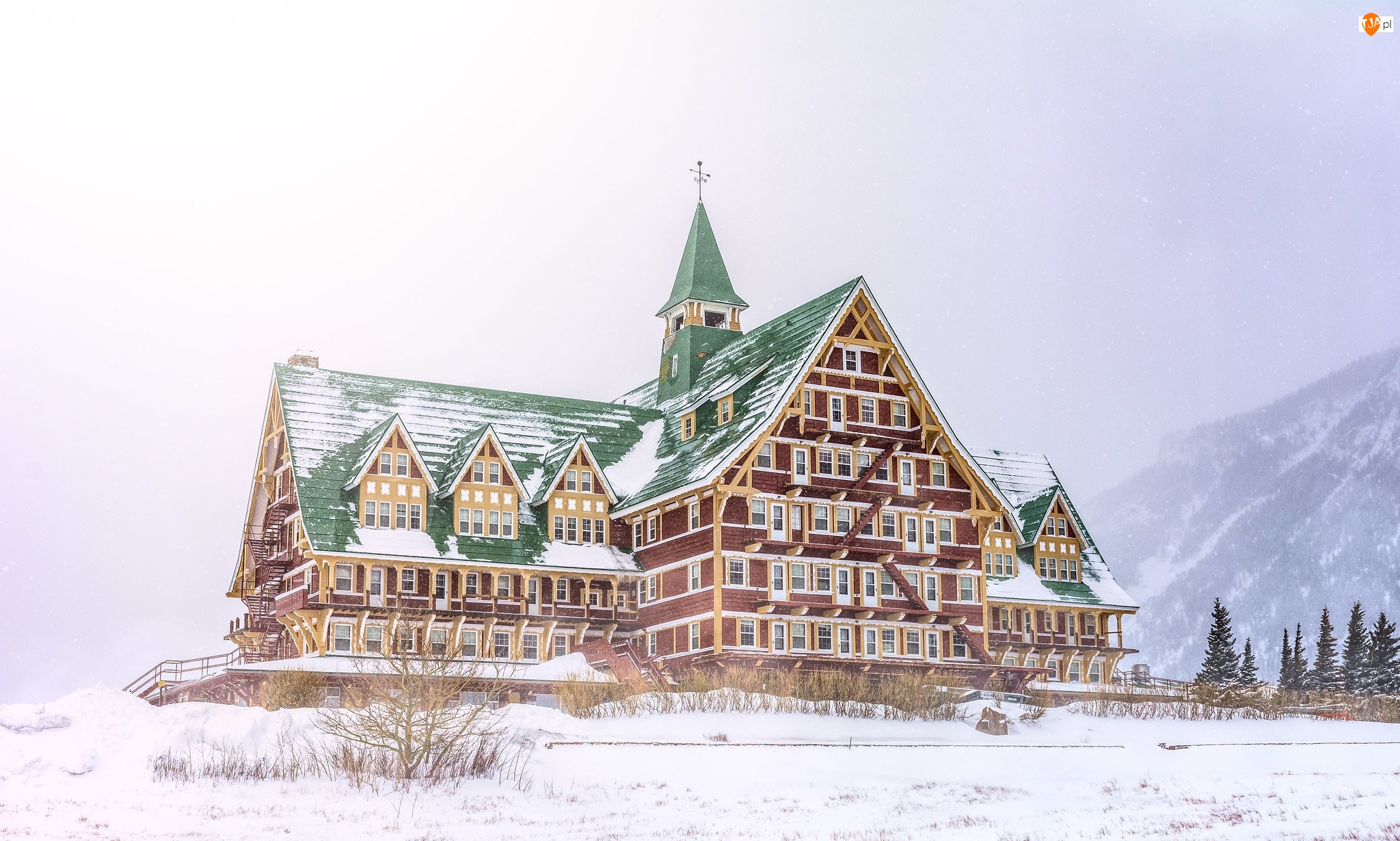 Góry, Waterton, Drzewa, Zima, Śnieg, Budynek, Hotel, Kanada, Prince of Wales Hotel