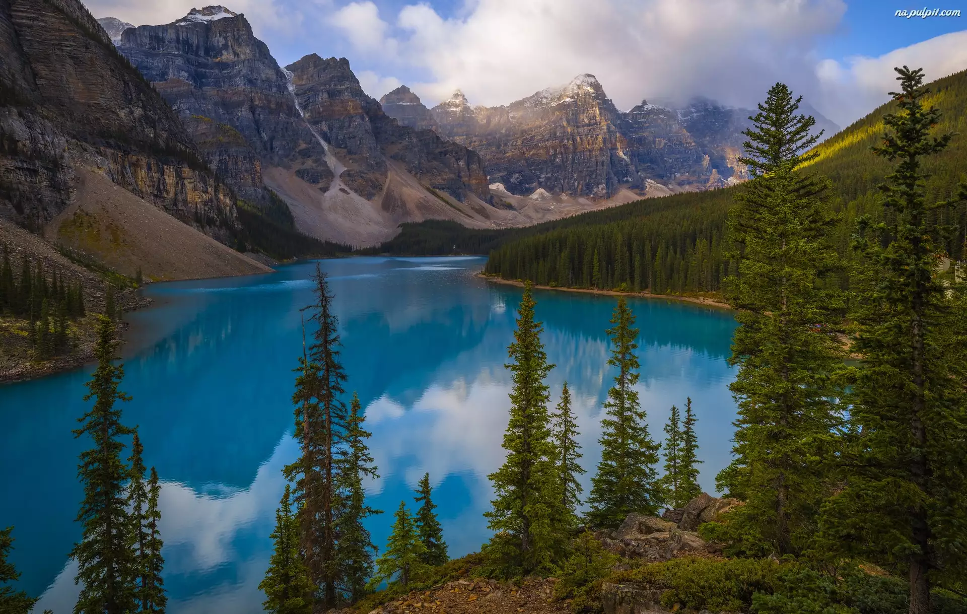 Prowincja Alberta, Park Narodowy Banff, Góry, Kanada, Chmury, Drzewa, Jezioro Moraine