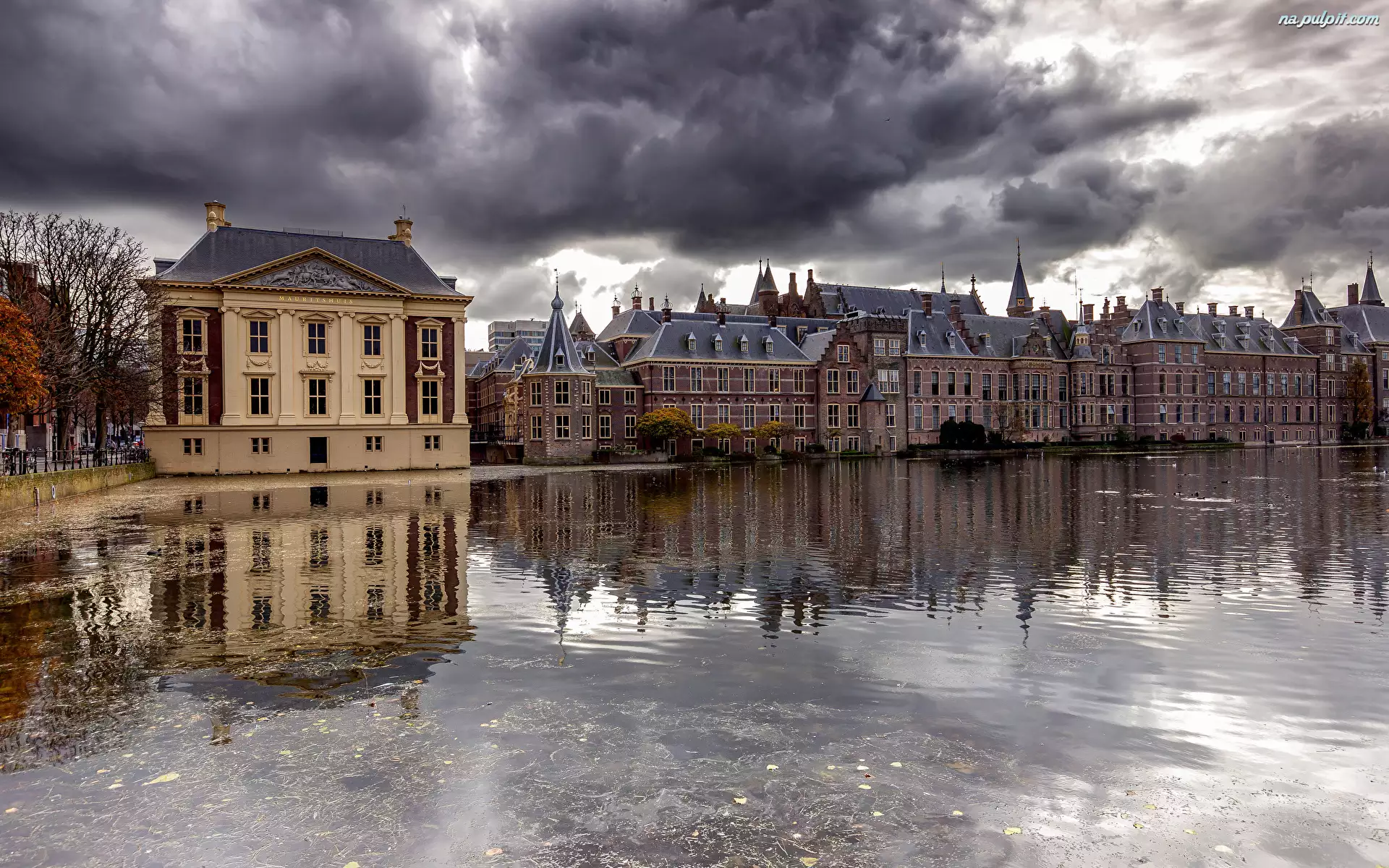Haga, Binnenhof, Chmury, Holandia, Niebo, Domy, Jezioro Hofvijver