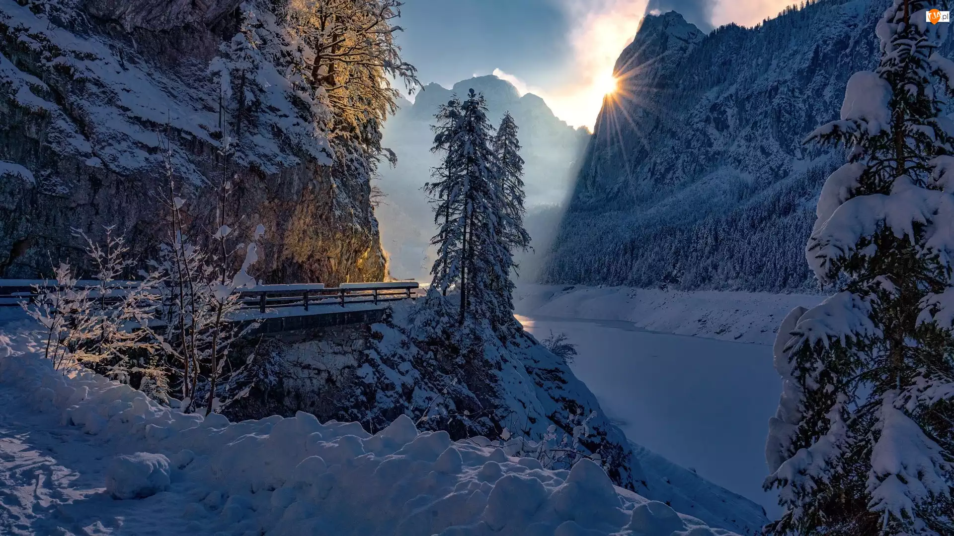 Słońce, Jezioro, Gosausee, Most, Zima, Austria, Ośnieżone, Góry, Drzewa, Śnieg