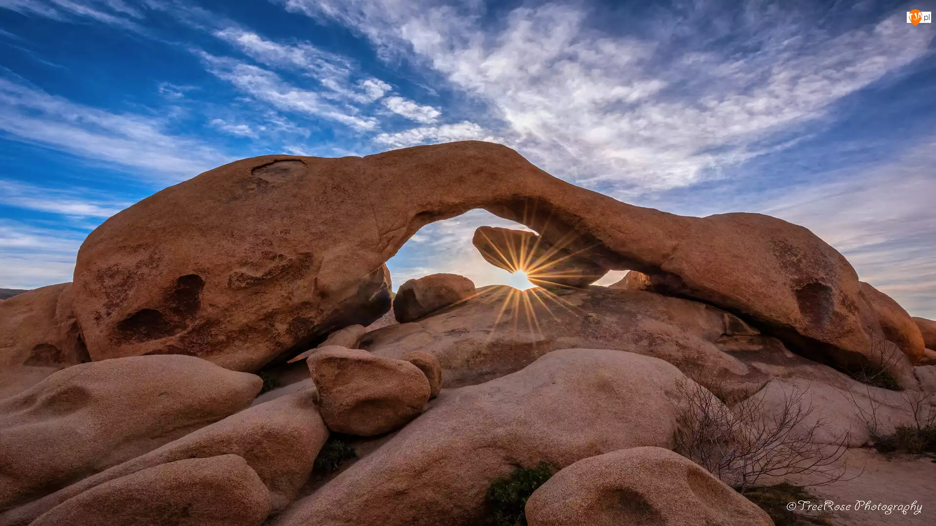 Formacja Arch Rock, Niebo, Stany Zjednoczone, Skały, Kalifornia, Park Narodowy Joshua Tree, Promienie słońca