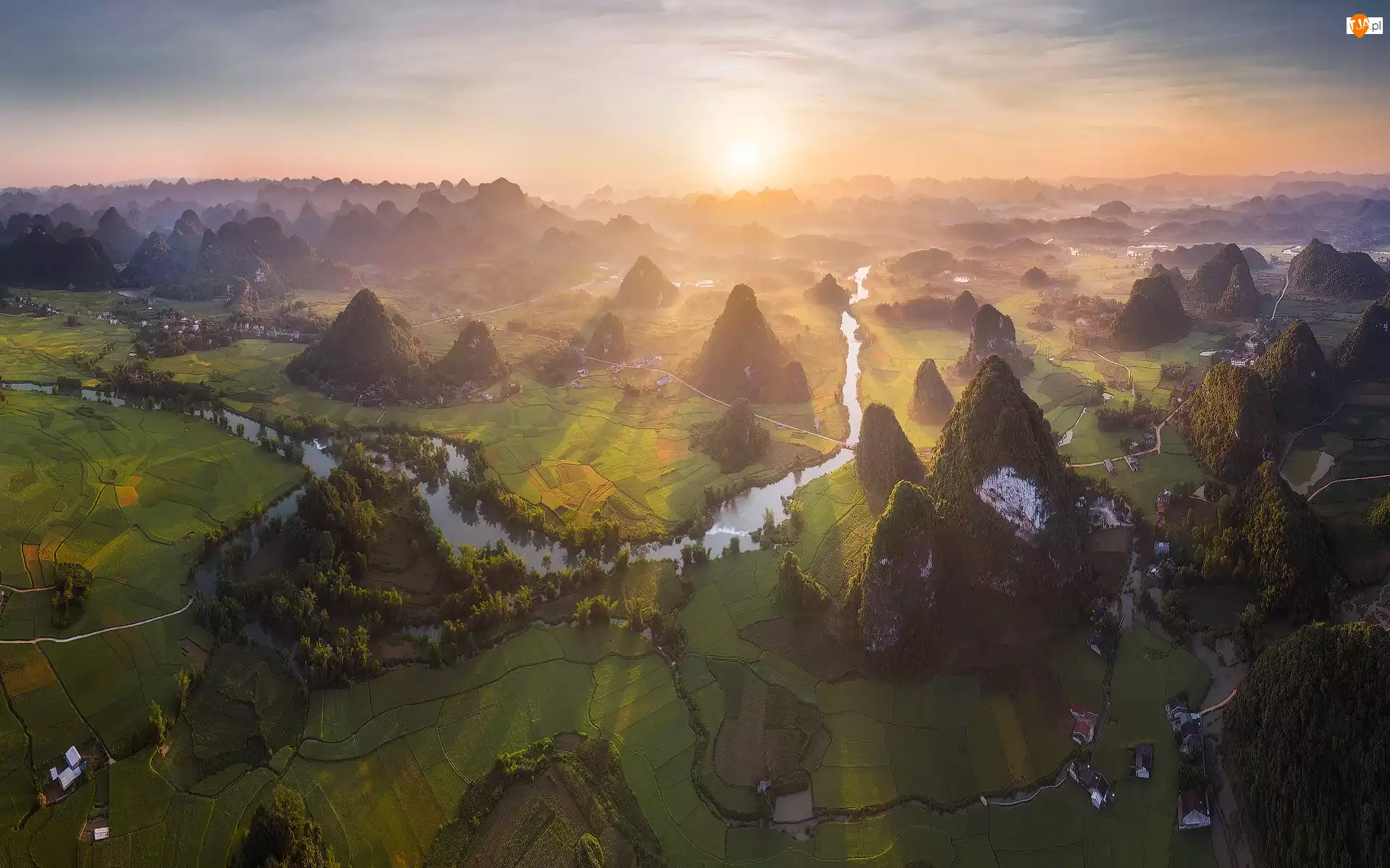 Mgła, Kręta, Góry, Prowincja Cao Bang, Rzeka, Wschód słońca, Wietnam, Pola