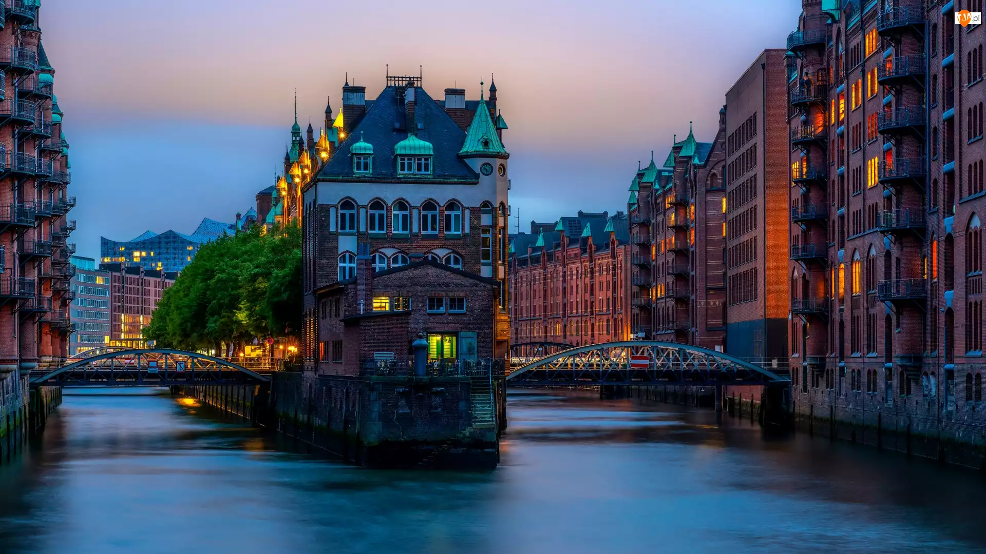 Zmierzch, Hamburg, Drzewa, Mosty, Światła, Speicherstadt, Budynki, Niemcy, Kanały