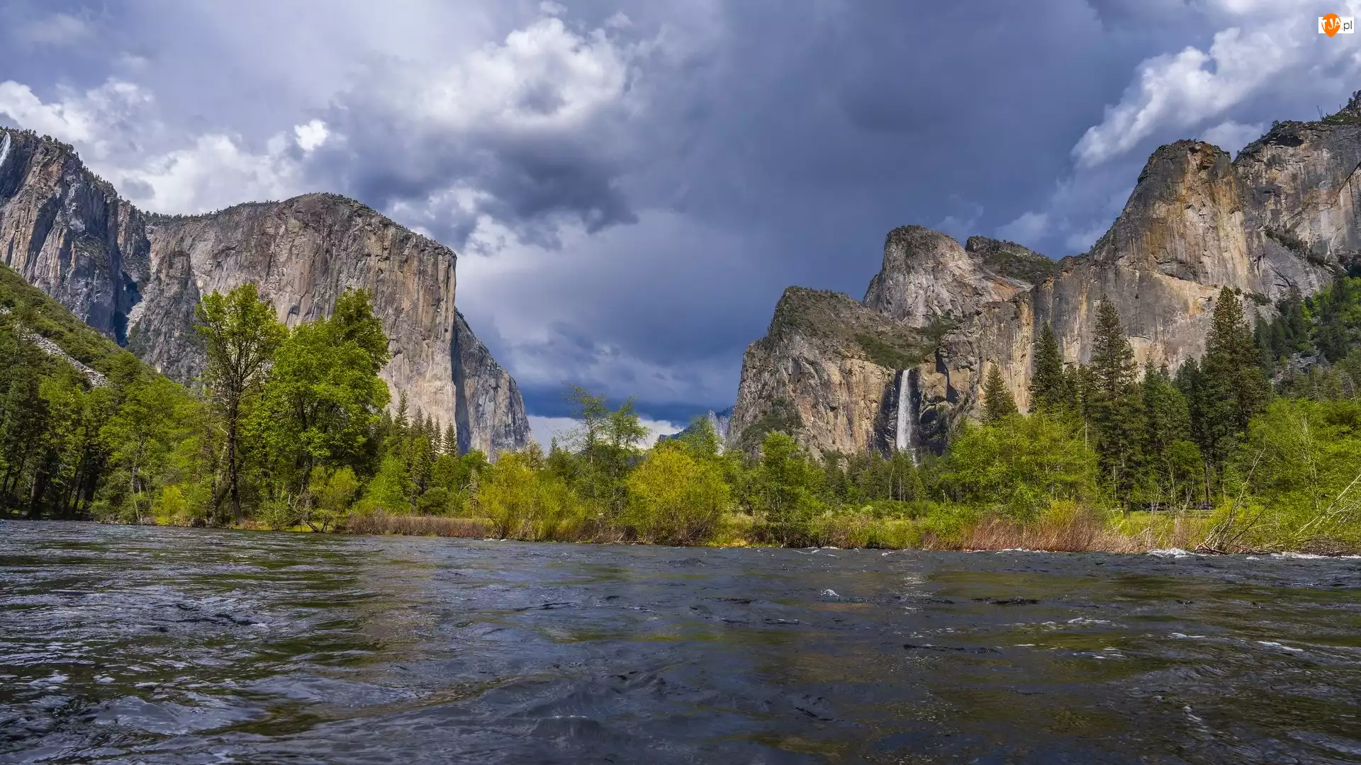 Drzewa, Kalifornia, Merced River, Chmury, Rzeka, Park Narodowy Yosemite, Góry, Stany Zjednoczone, Niebo