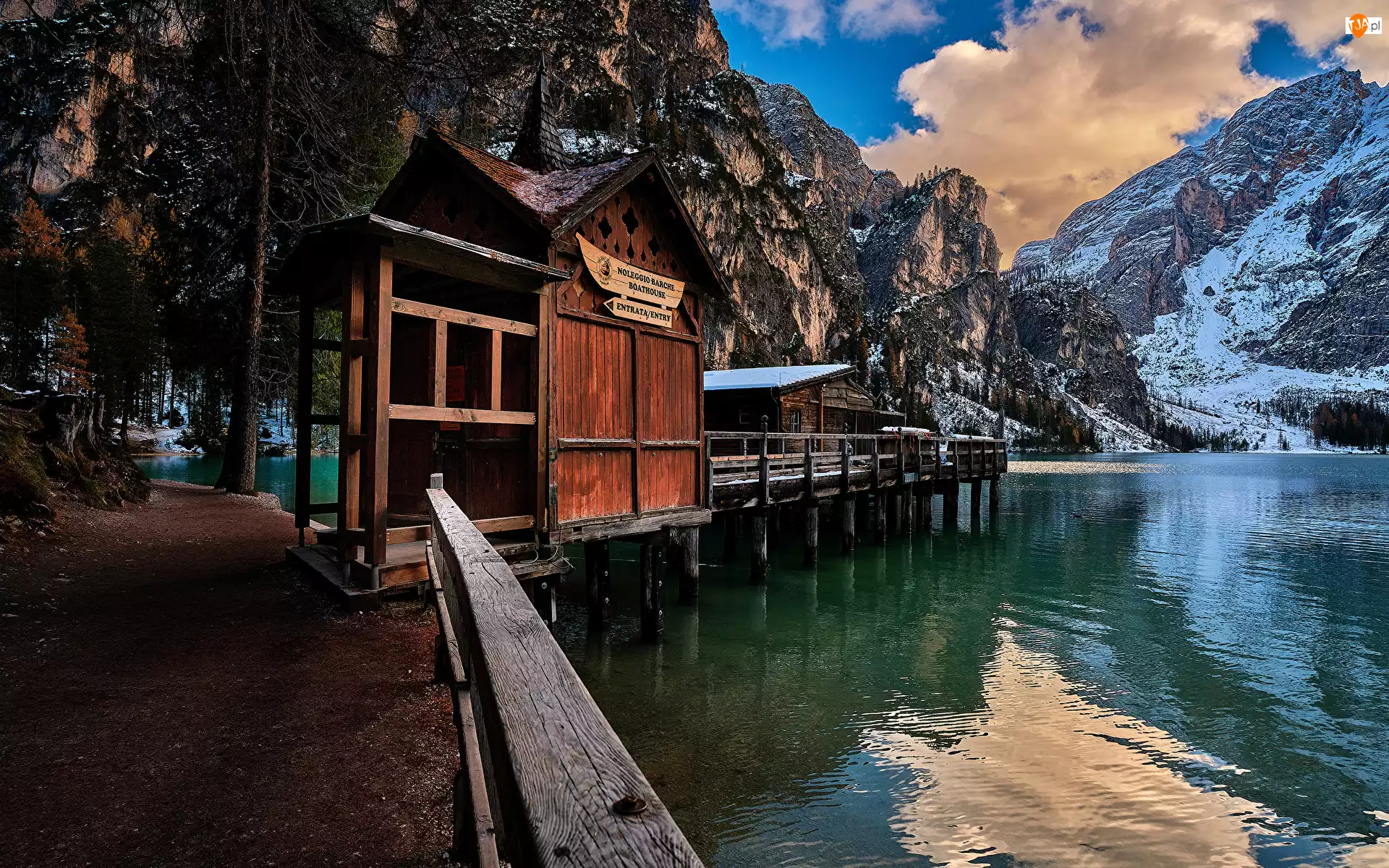 Pomost, Południowy Tyrol, Domy, Pragser Wildsee, Lago di Braies, Góry, Dolomity, Włochy, Jezioro
