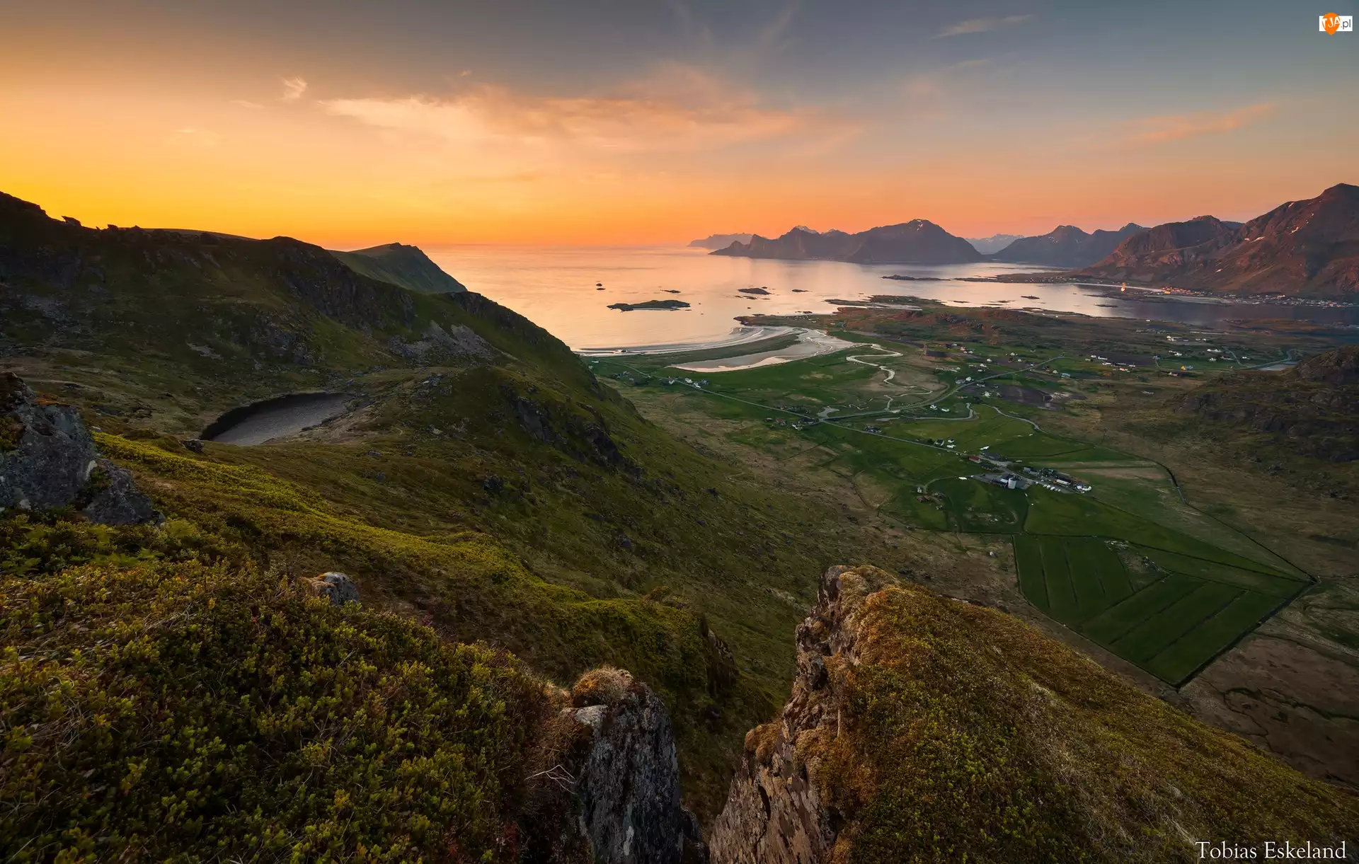 Lofoty, Góry, Wschód słońca, Norwegia, Morze Norweskie, Dolina, Roślinność