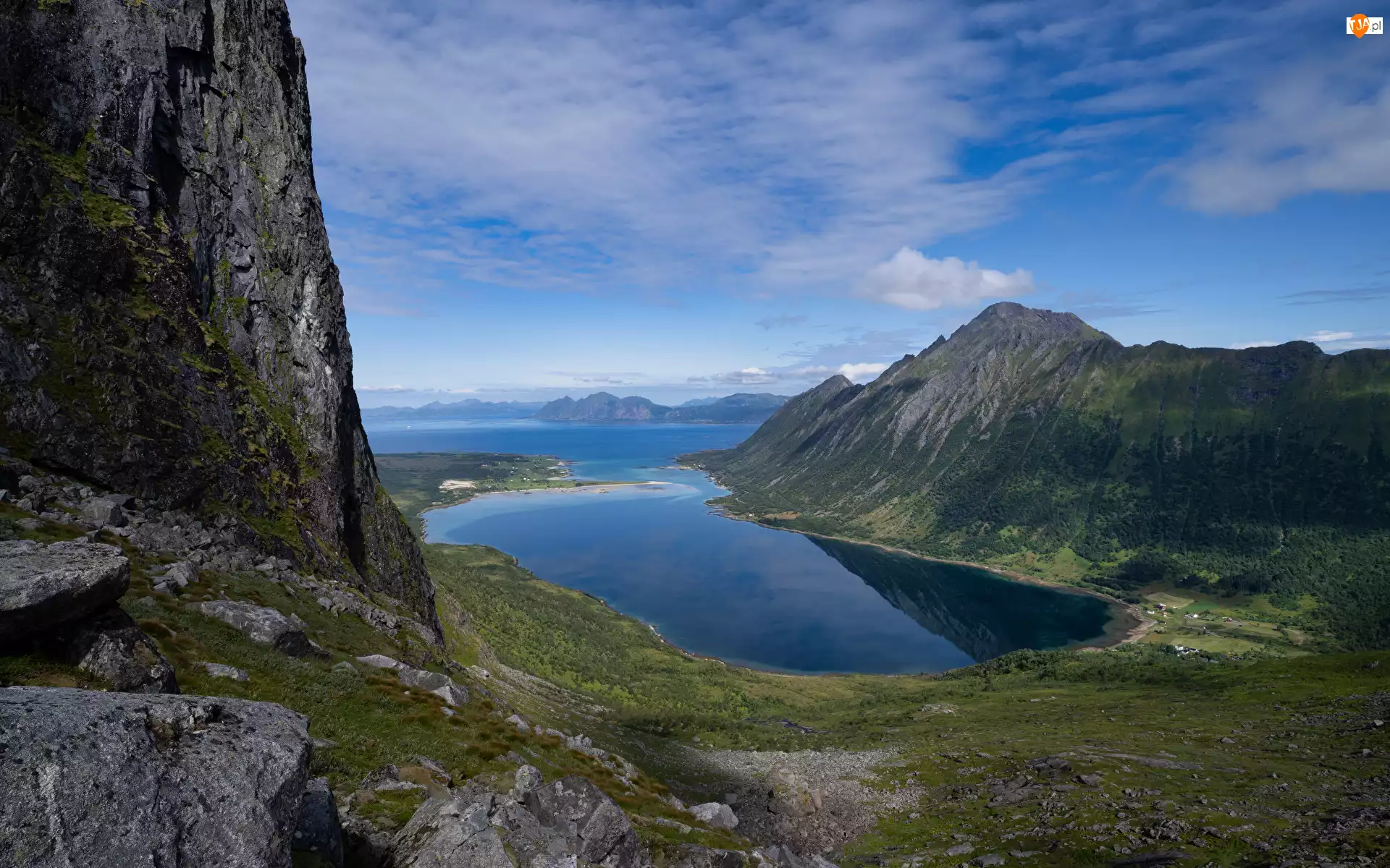 Góry, Morfjorden, Lofoty, Norwegia, Fiord