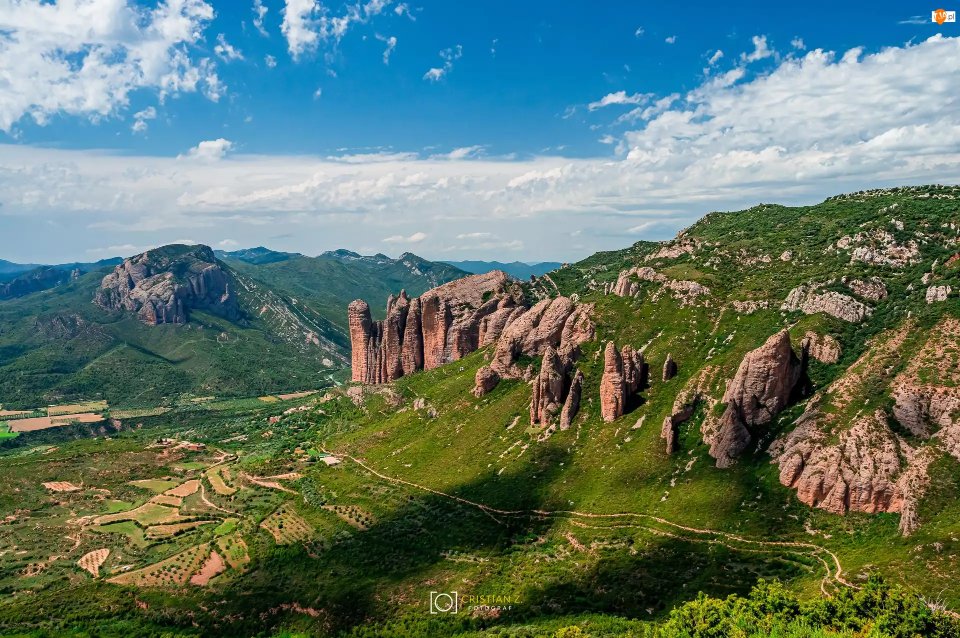 Skały, Formacje skalne, Hiszpania, Góry, Rośliny, Dolina, Mallos de Riglos